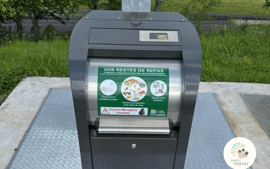 La colonne enterrée dédiée à la collecte des déchets fermentiscibles (restes alimentaires) est définitivement installée sur le site du complexe sportif (parking de la grande salle) Rappel des étapes pour pouvoir déposer vos déchets dans cette colonne pour les habitants de Sainte-Fereole en apport volontaire. 1/ Demandez votre badge d’ouverture de la colonne , la mise à disposition d’un “bio seau “ et de sacs bio dégradables auprès du Sirtom de la Région de Brive en appelant le 0800204054 2/ Récupérez les éléments demandés en Mairie de Sainte-Féréole 3/ Déposez vos déchets fermentiscibles dans la colonne selon vos besoins.