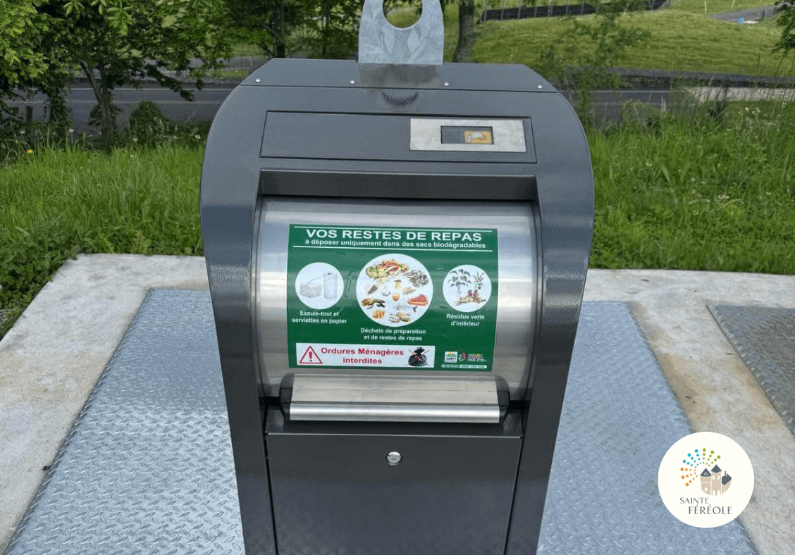 La colonne enterrée dédiée à la collecte des déchets fermentiscibles (restes alimentaires) est définitivement installée sur le site du complexe sportif (parking de la grande salle) Rappel des étapes pour pouvoir déposer vos déchets dans cette colonne pour les habitants de Sainte-Fereole en apport volontaire. 1/ Demandez votre badge d’ouverture de la colonne , la mise à disposition d’un “bio seau “ et de sacs bio dégradables auprès du Sirtom de la Région de Brive en appelant le 0800204054 2/ Récupérez les éléments demandés en Mairie de Sainte-Féréole 3/ Déposez vos déchets fermentiscibles dans la colonne selon vos besoins.