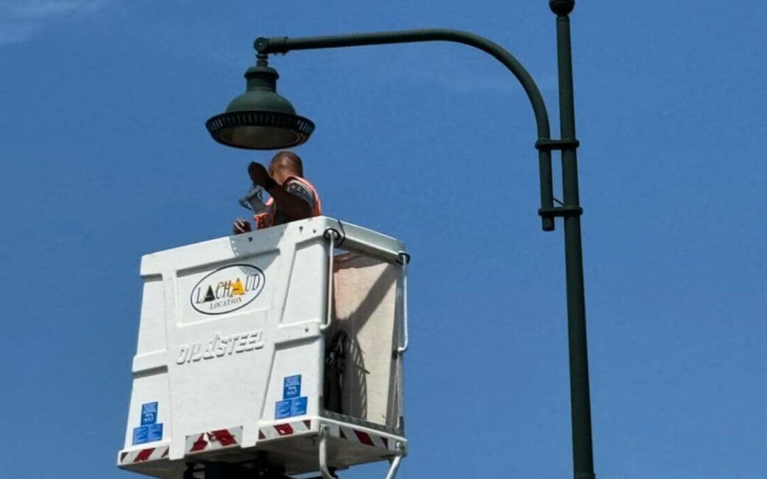 Après la mise en place d’ampoules LED pour tous les candélabres du bourg, aujourd’hui a débuté le remplacement des lanternes par des éclairages LED avec abaissement de l’intensité de 22 h à 6 h. Sur la route départementale 44, au carrefour de la Chapelle, Avenue de la chapelle et qui se poursuivra sur les secteurs Goursat, Avenue de la Besse, Route du barrage…