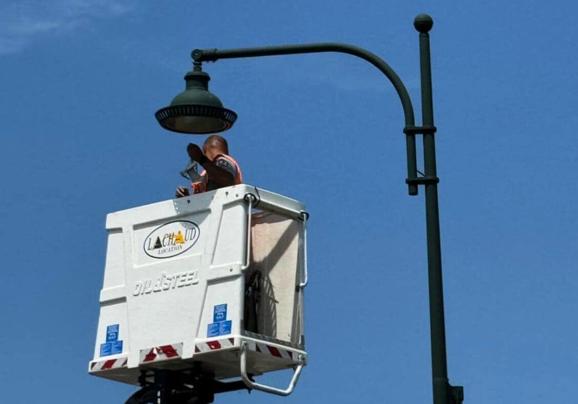 Après la mise en place d’ampoules LED pour tous les candélabres du bourg, aujourd’hui a débuté le remplacement des lanternes par des éclairages LED avec abaissement de l’intensité de 22 h à 6 h. Sur la route départementale 44, au carrefour de la Chapelle, Avenue de la chapelle et qui se poursuivra sur les secteurs Goursat, Avenue de la Besse, Route du barrage…