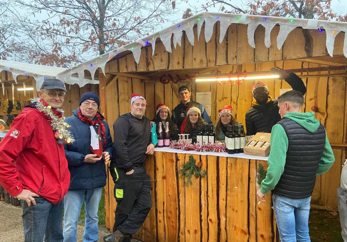 Malgré les intempéries , les artisans , les producteurs et les associations se sont mobilisés pour vous proposer de très belles choses à découvrir. De très belles couleurs, des créations, de bons produits et des sourires.