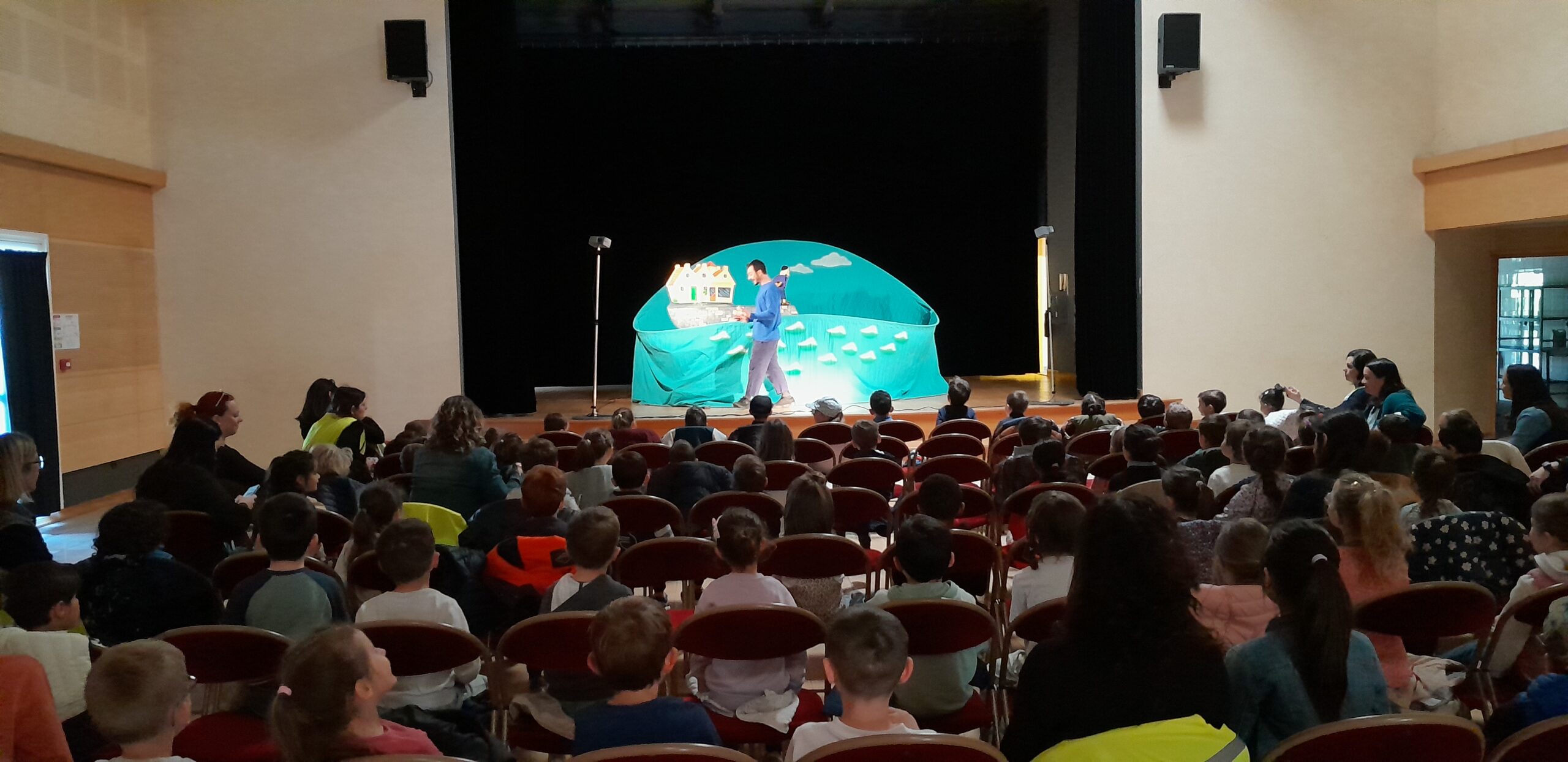 Dans le cadre d’un parcours culturel soutenu par la mairie, les élèves de maternelle de la commune ont participé à trois sorties enrichissantes début avril.
