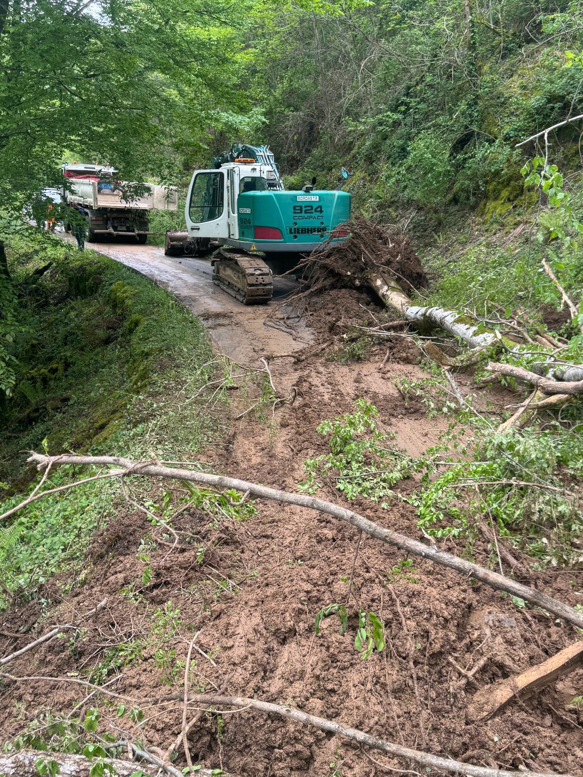 Les Ets bordas ont œuvré pour la réouverture rapide mardi soir de la route du Barrage entre le Moulin Bas (commune de Sainte-Féréole et Ville de Malemort zone du moulin) suite aux glissements de terrain de ce week-end. Merci aux élus en charge de la voirie, aux équipes techniques et aux entreprises.