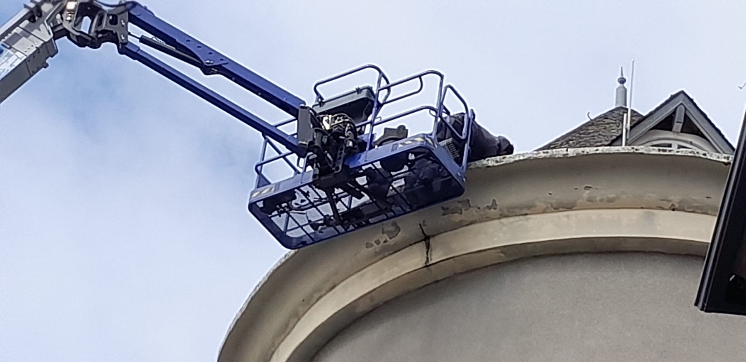 En images, intervention de protection autour de la toiture du château d’Eau pour prévenir et protéger d’éventuelles chutes d’ardoises. la circulation et le stationnement du 1 au 9 rue du 14 juillet sera bloquée du 23 au 25 avril 2025.