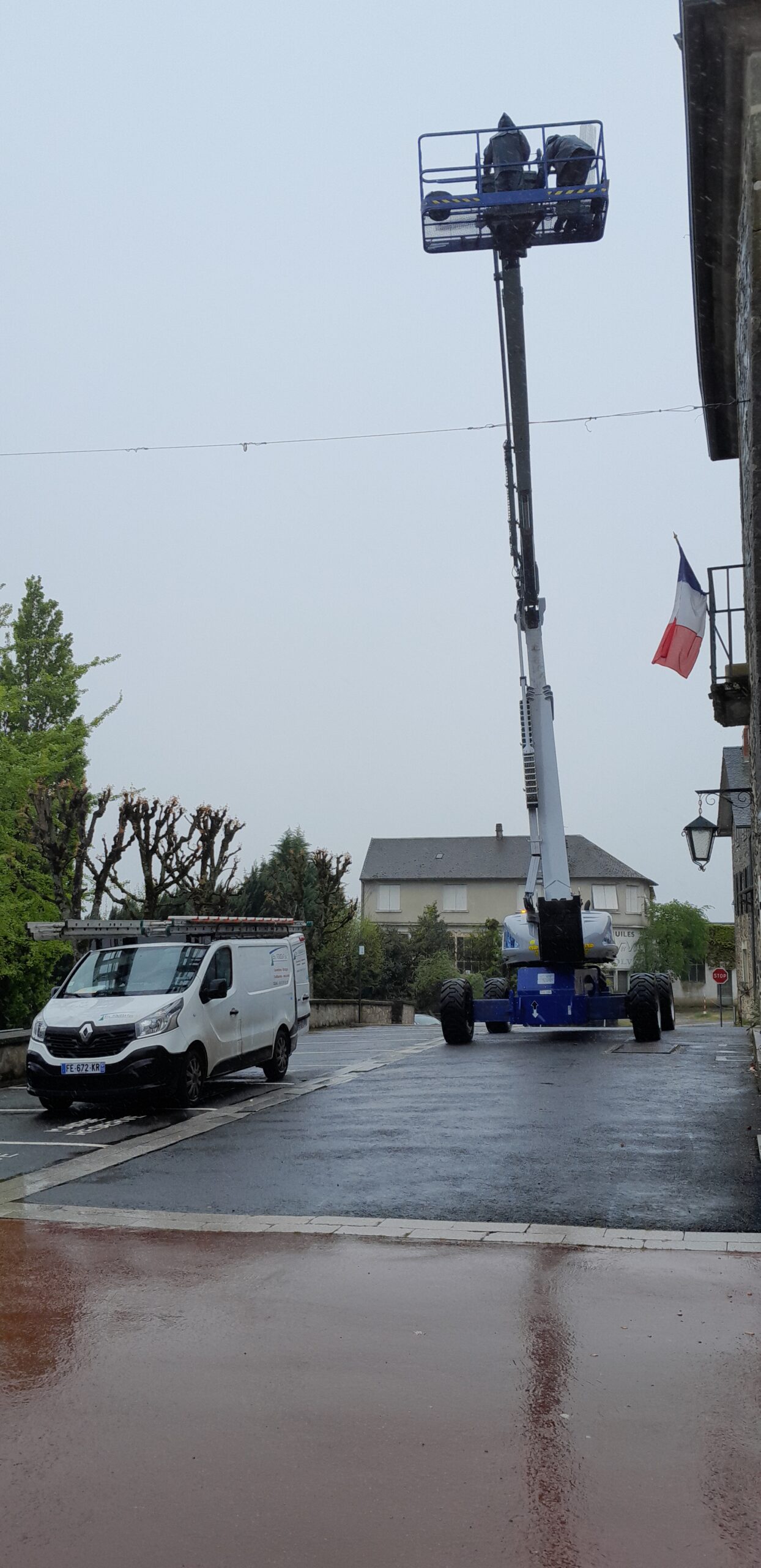 En images, intervention de protection autour de la toiture du château d’Eau pour prévenir et protéger d’éventuelles chutes d’ardoises. la circulation et le stationnement du 1 au 9 rue du 14 juillet sera bloquée du 23 au 25 avril 2025.