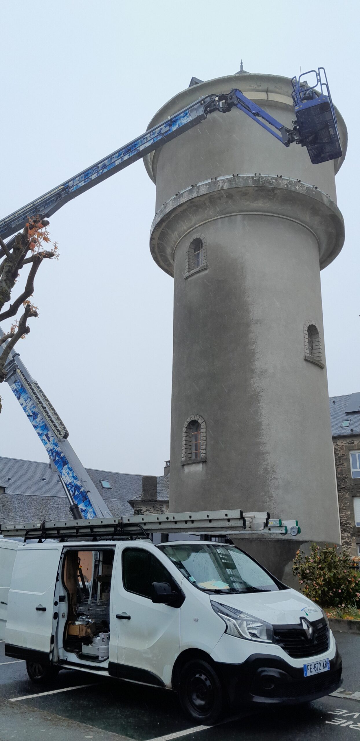En images, intervention de protection autour de la toiture du château d’Eau pour prévenir et protéger d’éventuelles chutes d’ardoises. la circulation et le stationnement du 1 au 9 rue du 14 juillet sera bloquée du 23 au 25 avril 2025.