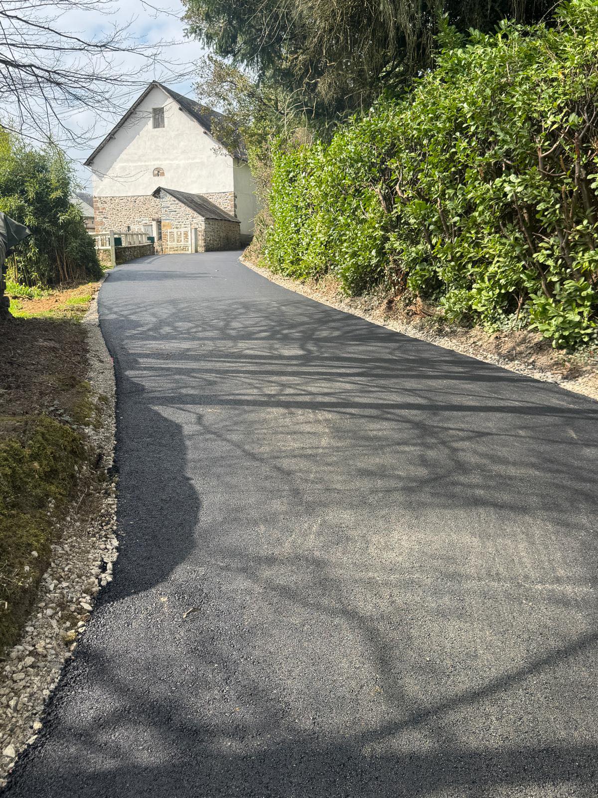 Réalisation des travaux de la route du Prévieux à Martignac, avec reprise des réseaux de captage et drainage des eaux pluviales et traitement en enrobé de la voie de circulation.