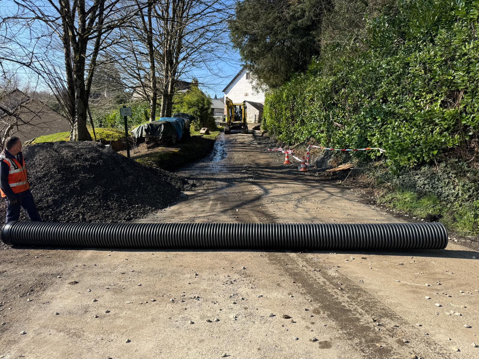 Réalisation des travaux de la route du Prévieux à Martignac, avec reprise des réseaux de captage et drainage des eaux pluviales et traitement en enrobé de la voie de circulation.