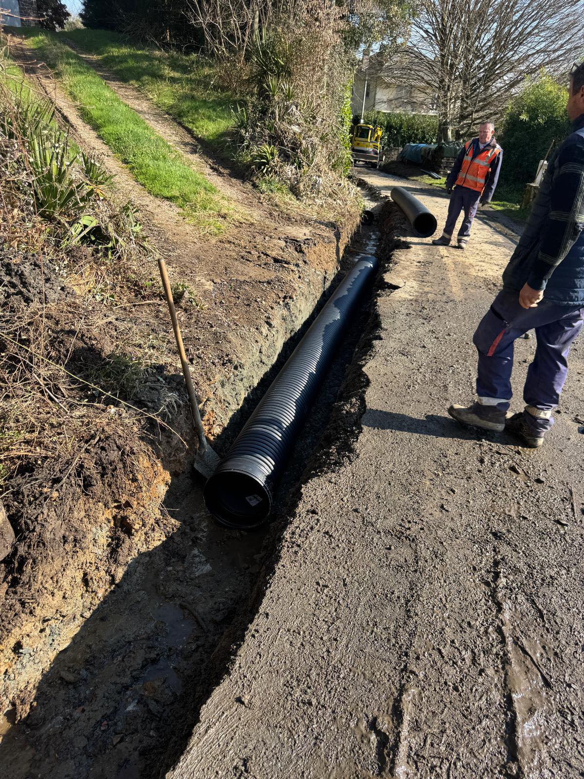 Réalisation des travaux de la route du Prévieux à Martignac, avec reprise des réseaux de captage et drainage des eaux pluviales et traitement en enrobé de la voie de circulation.