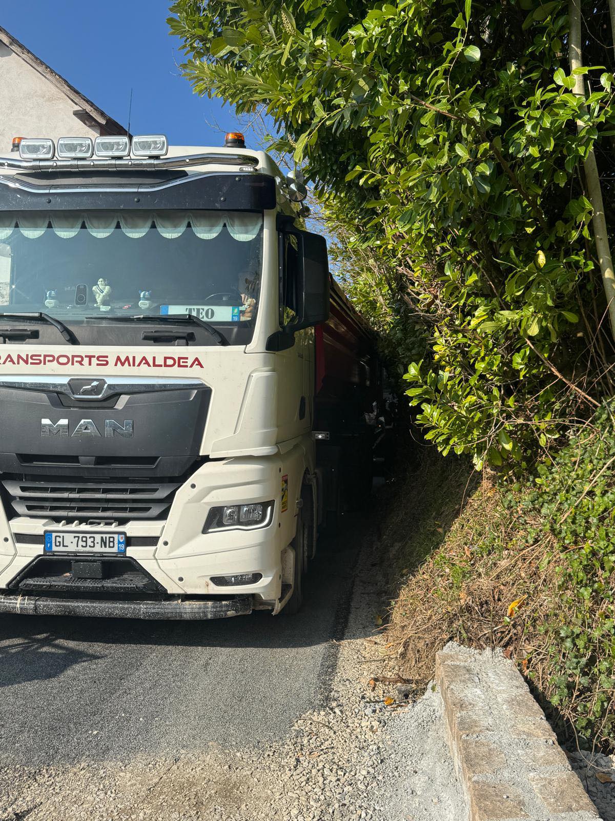 Réalisation des travaux de la route du Prévieux à Martignac, avec reprise des réseaux de captage et drainage des eaux pluviales et traitement en enrobé de la voie de circulation.