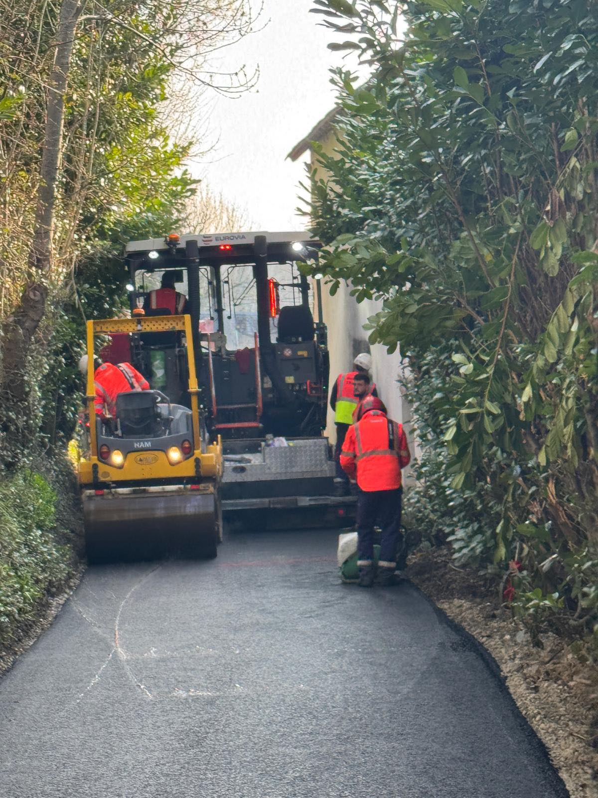 Réalisation des travaux de la route du Prévieux à Martignac, avec reprise des réseaux de captage et drainage des eaux pluviales et traitement en enrobé de la voie de circulation.