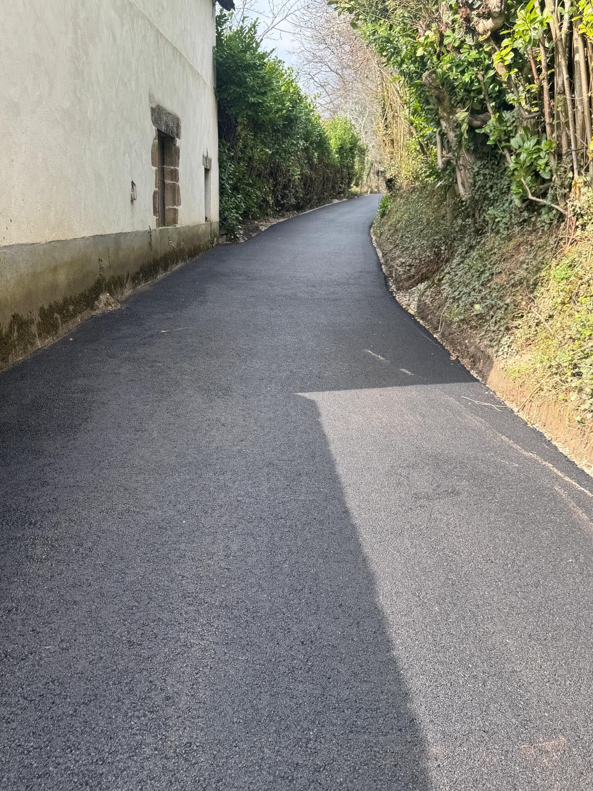 Réalisation des travaux de la route du Prévieux à Martignac, avec reprise des réseaux de captage et drainage des eaux pluviales et traitement en enrobé de la voie de circulation.