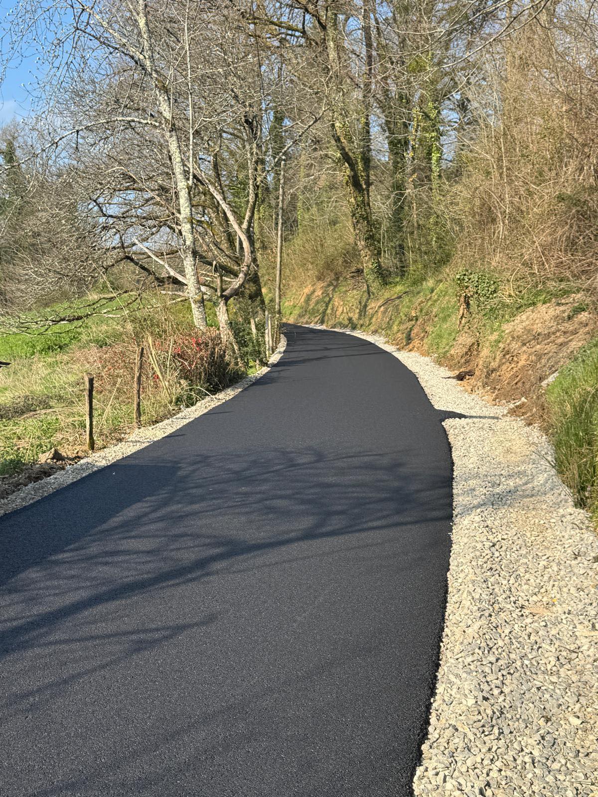 Réalisation des travaux de la route du Prévieux à Martignac, avec reprise des réseaux de captage et drainage des eaux pluviales et traitement en enrobé de la voie de circulation.