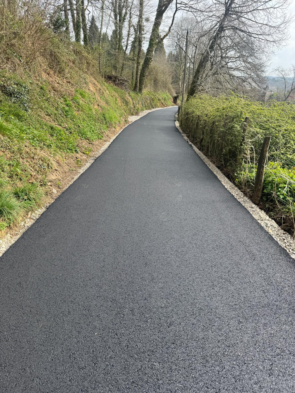 Réalisation des travaux de la route du Prévieux à Martignac, avec reprise des réseaux de captage et drainage des eaux pluviales et traitement en enrobé de la voie de circulation.