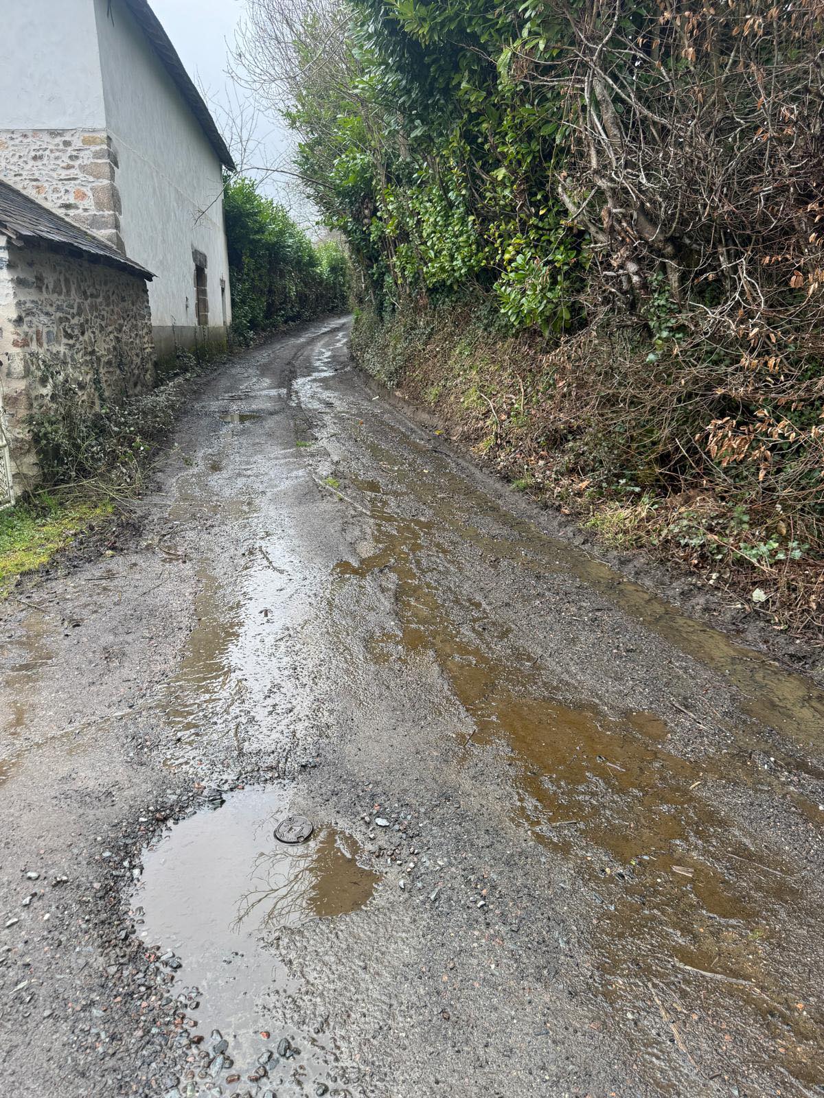 Réalisation des travaux de la route du Prévieux à Martignac, avec reprise des réseaux de captage et drainage des eaux pluviales et traitement en enrobé de la voie de circulation.
