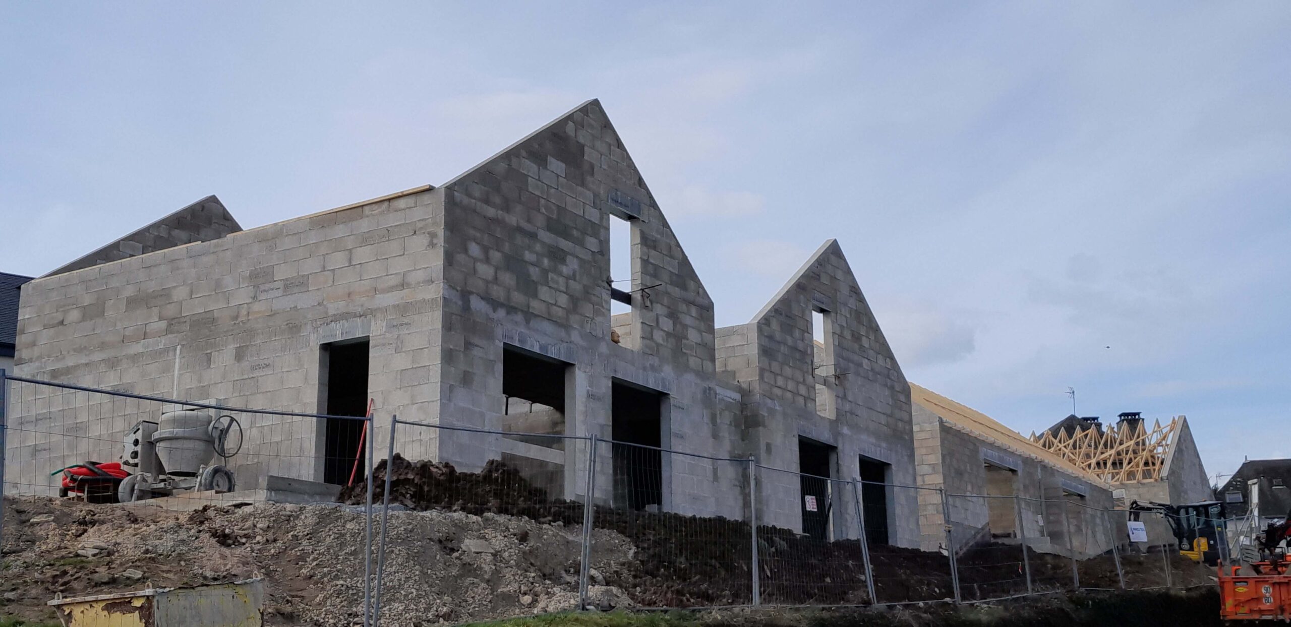 L’Office de Corrèze habitat construit une résidence de 5 appartements en centre bourg de Sainte-Féréole, à côté de la Résidence autonomie.La première pierre a été posée le 21 novembre 2024.