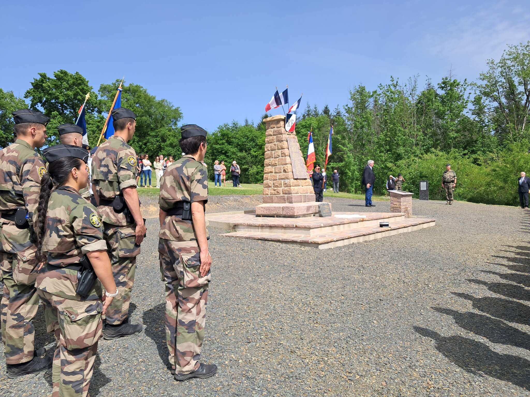 Ce 1er mai, le site de La Besse à Sainte-Féréole a accueilli une cérémonie poignante de remise de képis à 111 élèves de l’école de Gendarmerie de Tulle. Après une marche de 30 km depuis Tulle, les élèves de la 3e compagnie ont reçu leur insigne sur ce lieu symbolique, où 18 maquisards furent massacrés en 1944.
