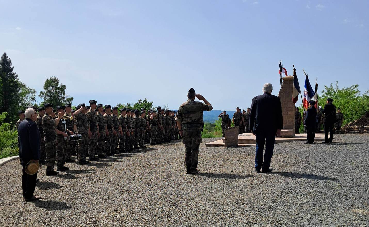 Ce 1er mai, le site de La Besse à Sainte-Féréole a accueilli une cérémonie poignante de remise de képis à 111 élèves de l’école de Gendarmerie de Tulle. Après une marche de 30 km depuis Tulle, les élèves de la 3e compagnie ont reçu leur insigne sur ce lieu symbolique, où 18 maquisards furent massacrés en 1944.