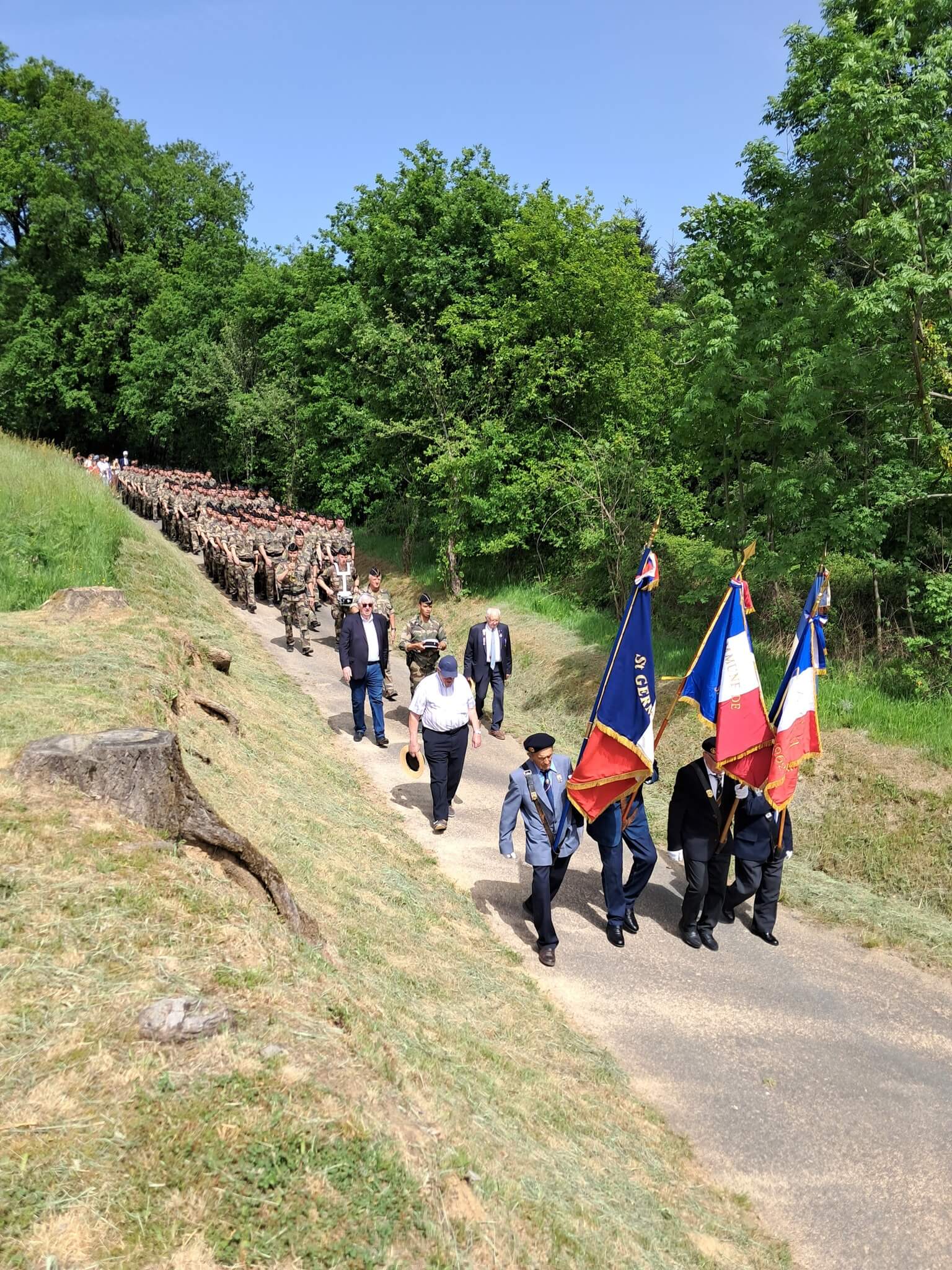 Ce 1er mai, le site de La Besse à Sainte-Féréole a accueilli une cérémonie poignante de remise de képis à 111 élèves de l’école de Gendarmerie de Tulle. Après une marche de 30 km depuis Tulle, les élèves de la 3e compagnie ont reçu leur insigne sur ce lieu symbolique, où 18 maquisards furent massacrés en 1944.