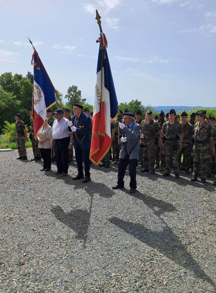 Ce 1er mai, le site de La Besse à Sainte-Féréole a accueilli une cérémonie poignante de remise de képis à 111 élèves de l’école de Gendarmerie de Tulle. Après une marche de 30 km depuis Tulle, les élèves de la 3e compagnie ont reçu leur insigne sur ce lieu symbolique, où 18 maquisards furent massacrés en 1944.