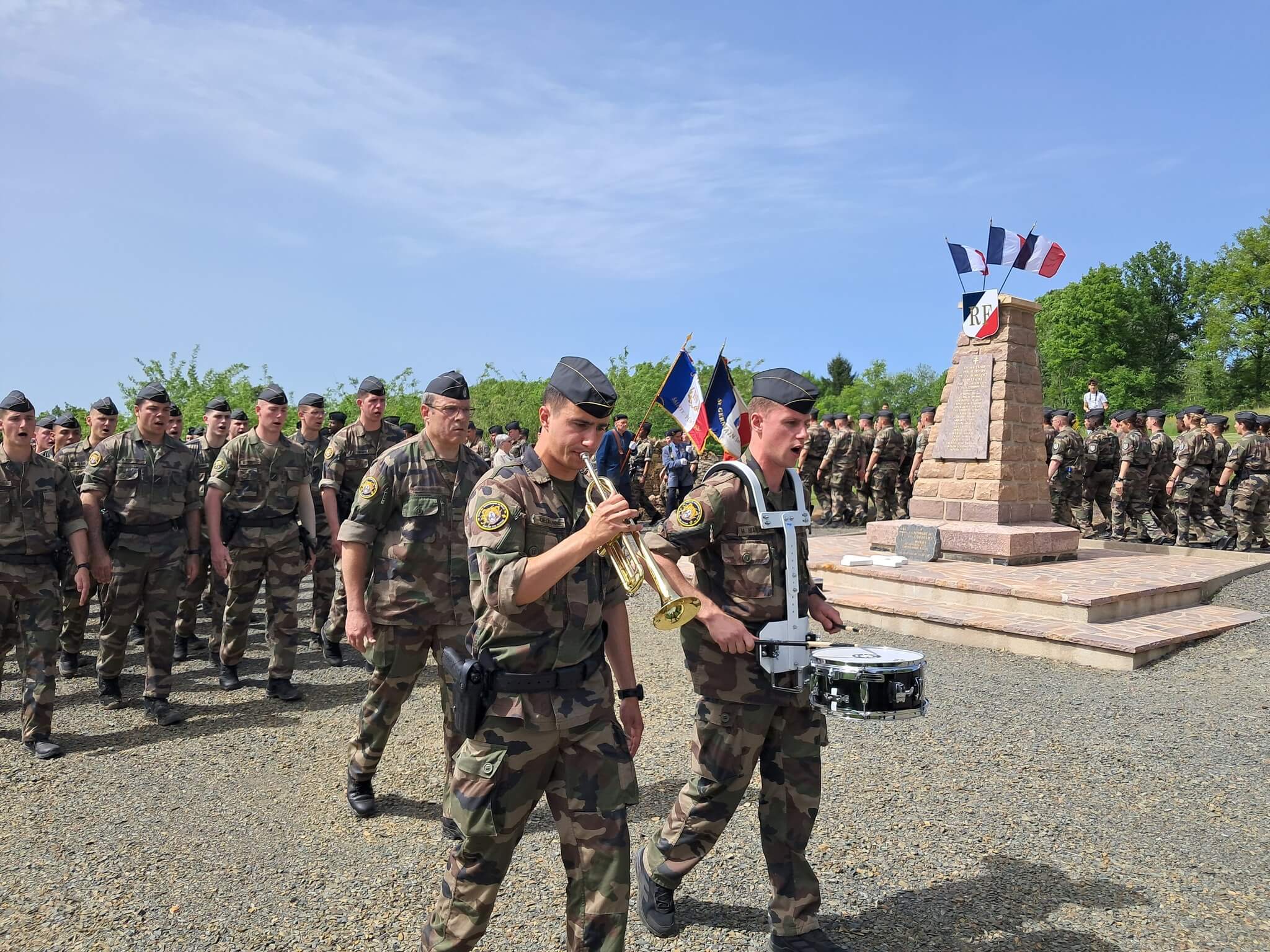 Ce 1er mai, le site de La Besse à Sainte-Féréole a accueilli une cérémonie poignante de remise de képis à 111 élèves de l’école de Gendarmerie de Tulle. Après une marche de 30 km depuis Tulle, les élèves de la 3e compagnie ont reçu leur insigne sur ce lieu symbolique, où 18 maquisards furent massacrés en 1944.
