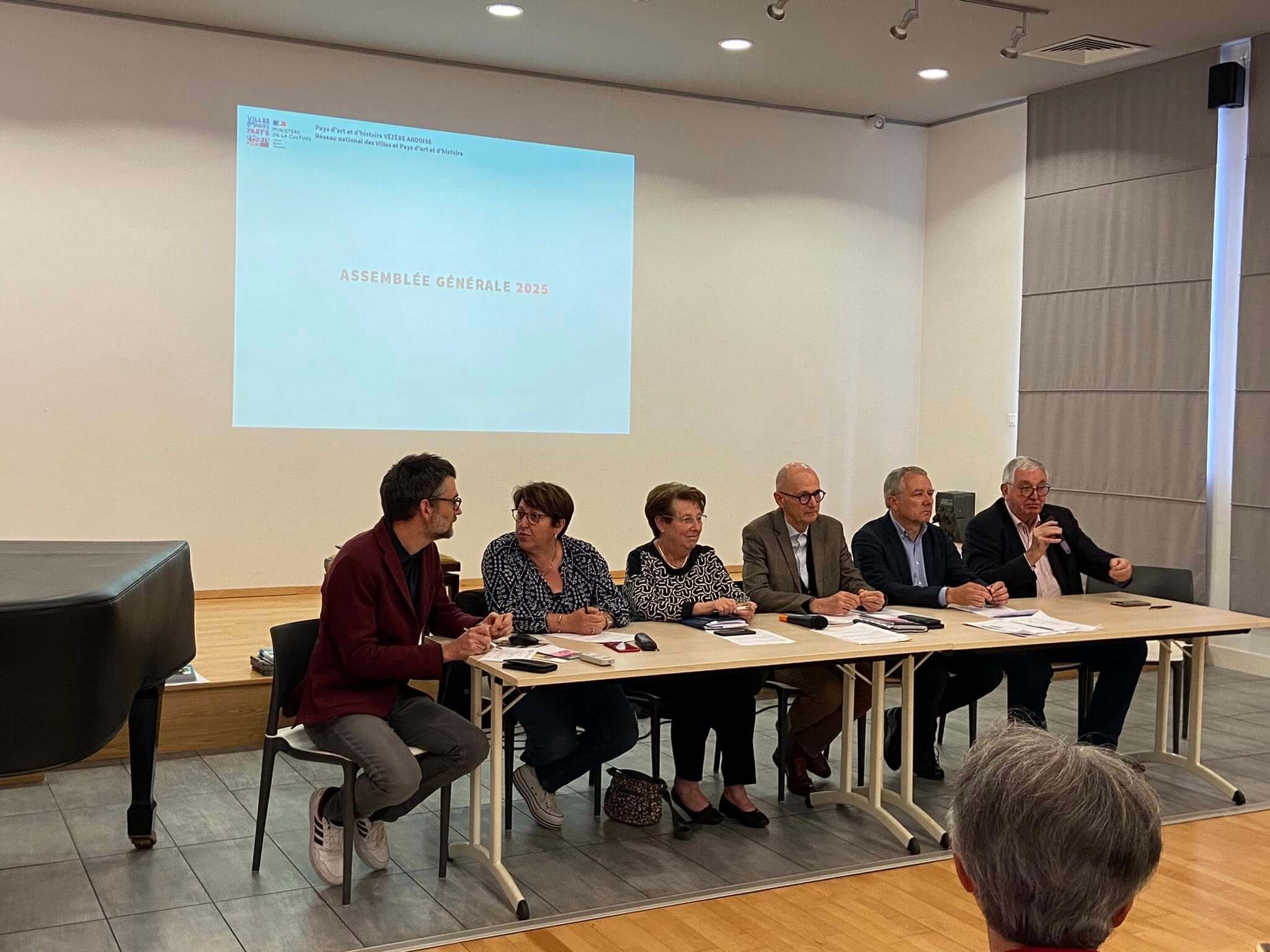 La mairie de Sainte-Féréole et monsieur le maire ont accueilli à la salle du temps libre l’assemblée générale 2025 de l’association Pays d’art et d’histoire Vézère Ardoise.