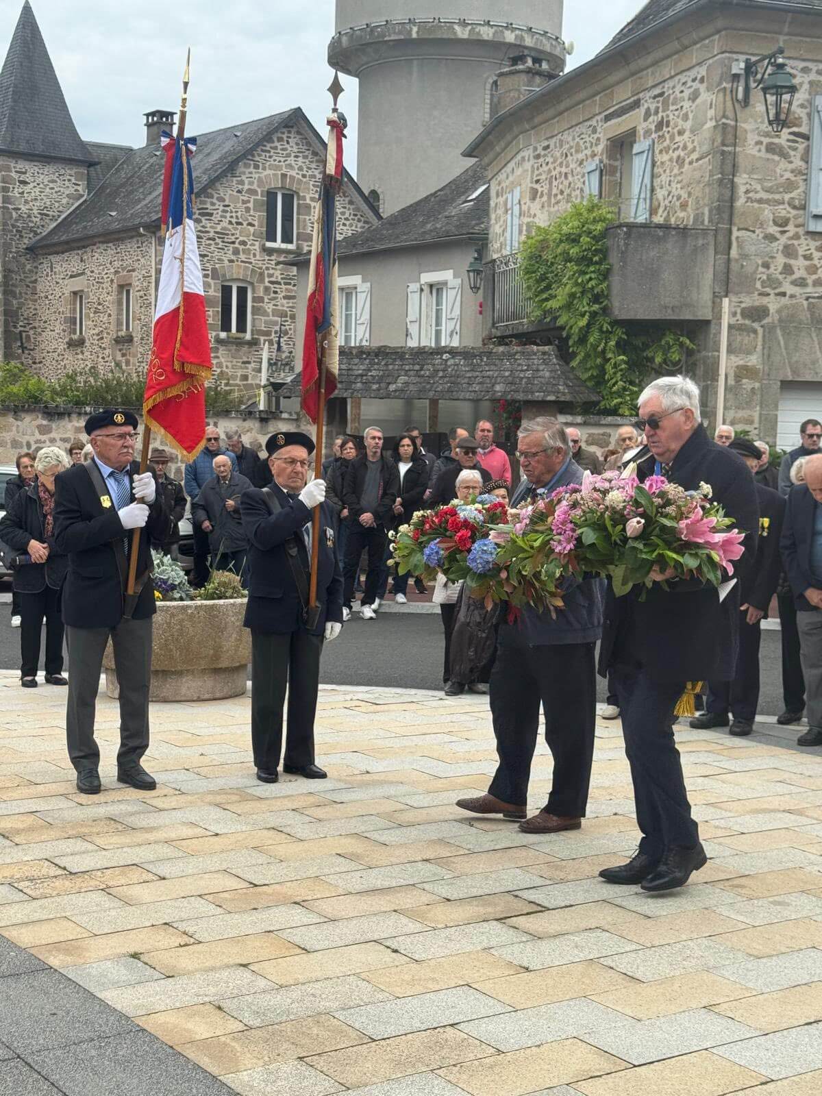 Henri Soulier, maire de Sainte-Féréole, a présidé la cérémonie commémorative du 8 mai 1945 aux côtés des élus, du président des organisations d’anciens combattants et prisonniers de guerre Jean-Marie Bécot, de Mme Patricia Buisson, conseillère départementale et adjointe au maire, en présence des porte-drapeaux et de nombreux citoyens.