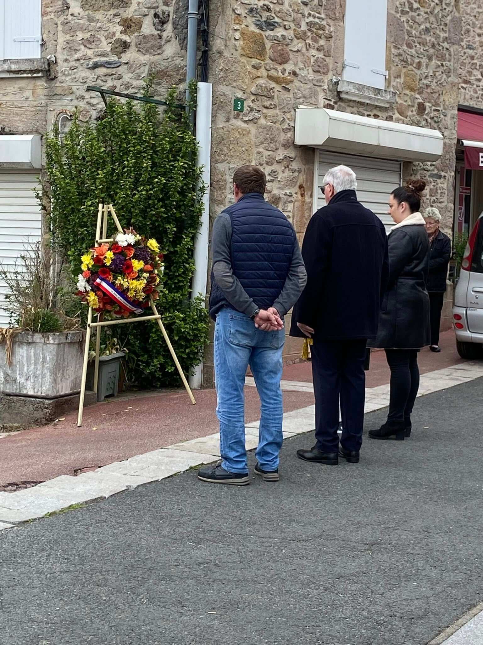 Henri Soulier, maire de Sainte-Féréole, a présidé la cérémonie commémorative du 8 mai 1945 aux côtés des élus, du président des organisations d’anciens combattants et prisonniers de guerre Jean-Marie Bécot, de Mme Patricia Buisson, conseillère départementale et adjointe au maire, en présence des porte-drapeaux et de nombreux citoyens.
