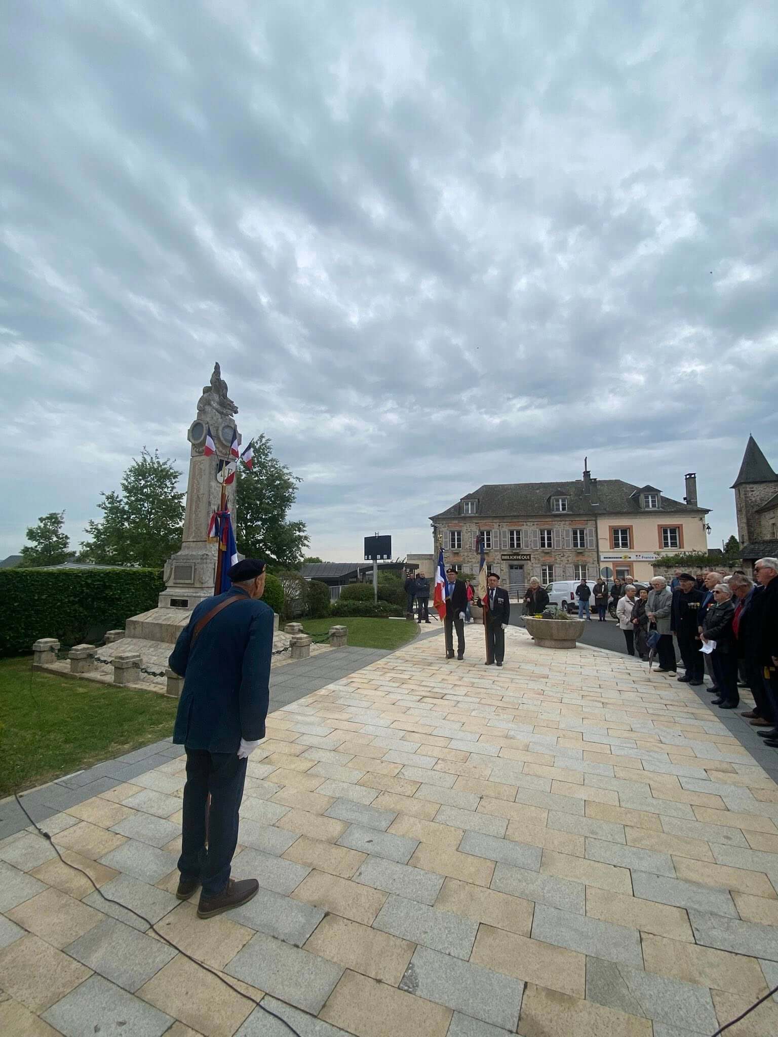 Henri Soulier, maire de Sainte-Féréole, a présidé la cérémonie commémorative du 8 mai 1945 aux côtés des élus, du président des organisations d’anciens combattants et prisonniers de guerre Jean-Marie Bécot, de Mme Patricia Buisson, conseillère départementale et adjointe au maire, en présence des porte-drapeaux et de nombreux citoyens.