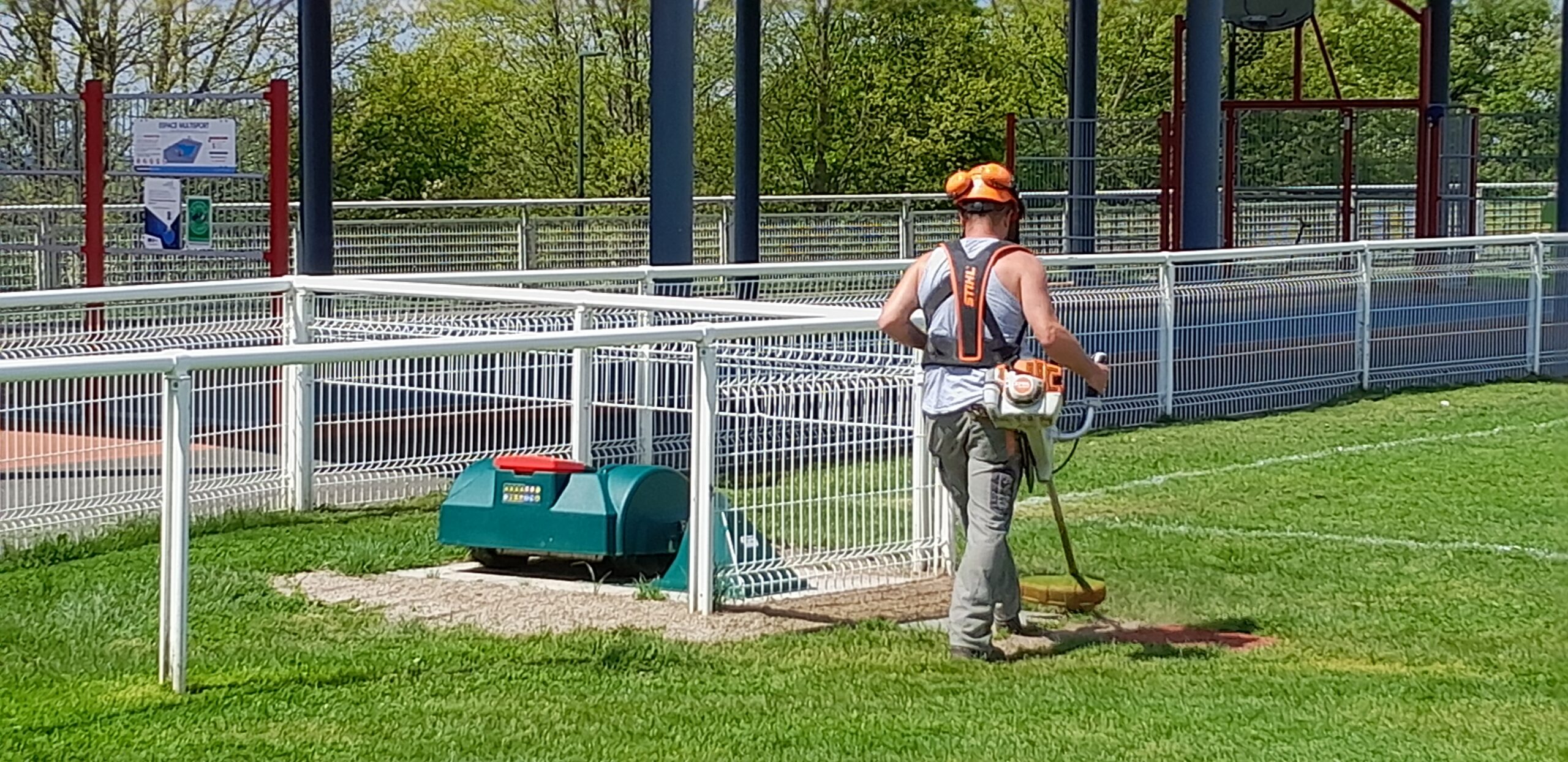 Le beau temps de ces derniers jours a été propice à la réalisation de nombreux travaux de taille, tonte, débroussaillage, désherbage et balayage des espaces publics par l’équipe technique aux abords du bourg et des villages. Ce travail d’entretien régulier contribue à la préservation du cadre de vie de notre commune.