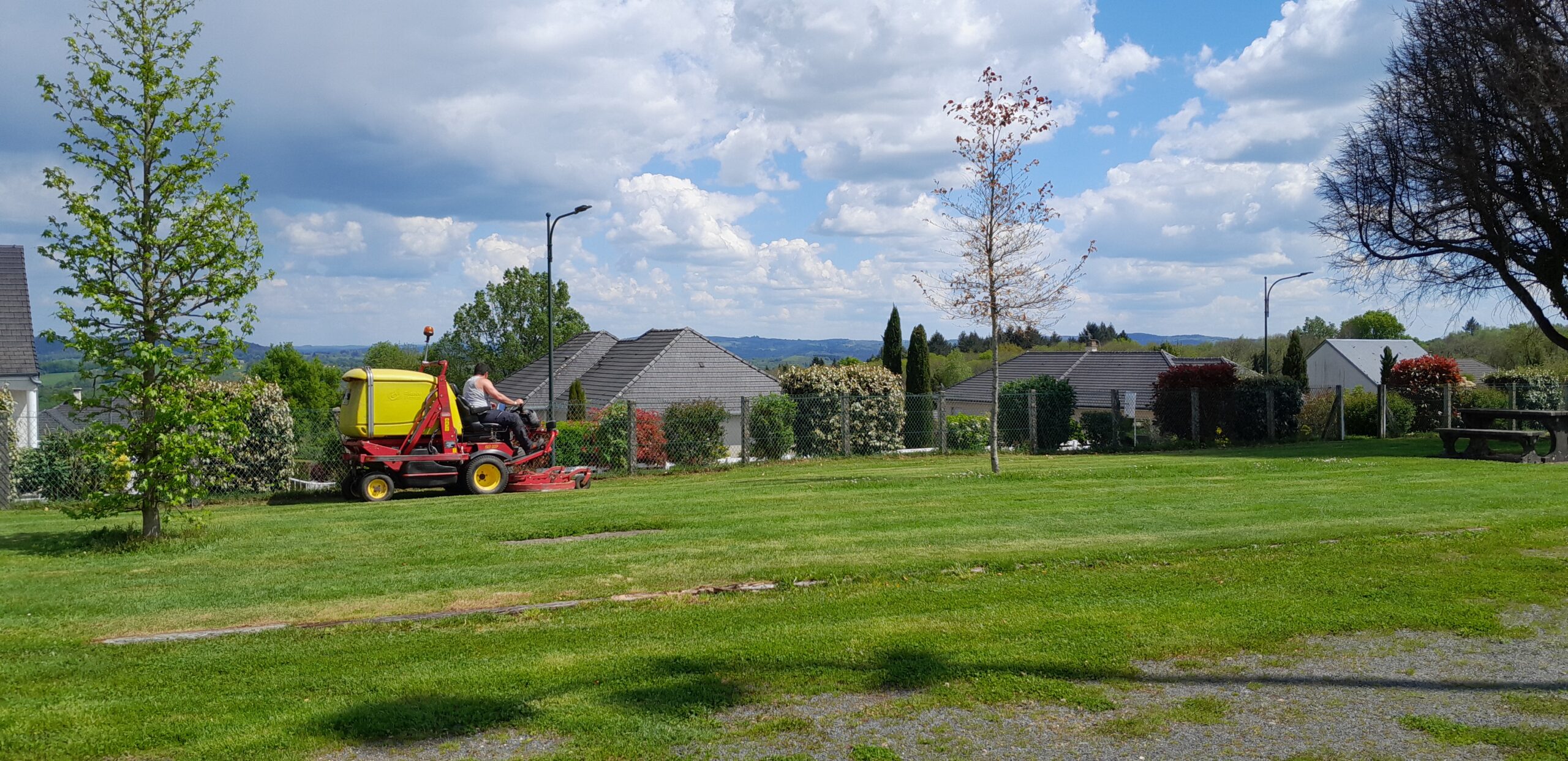 Le beau temps de ces derniers jours a été propice à la réalisation de nombreux travaux de taille, tonte, débroussaillage, désherbage et balayage des espaces publics par l’équipe technique aux abords du bourg et des villages. Ce travail d’entretien régulier contribue à la préservation du cadre de vie de notre commune.