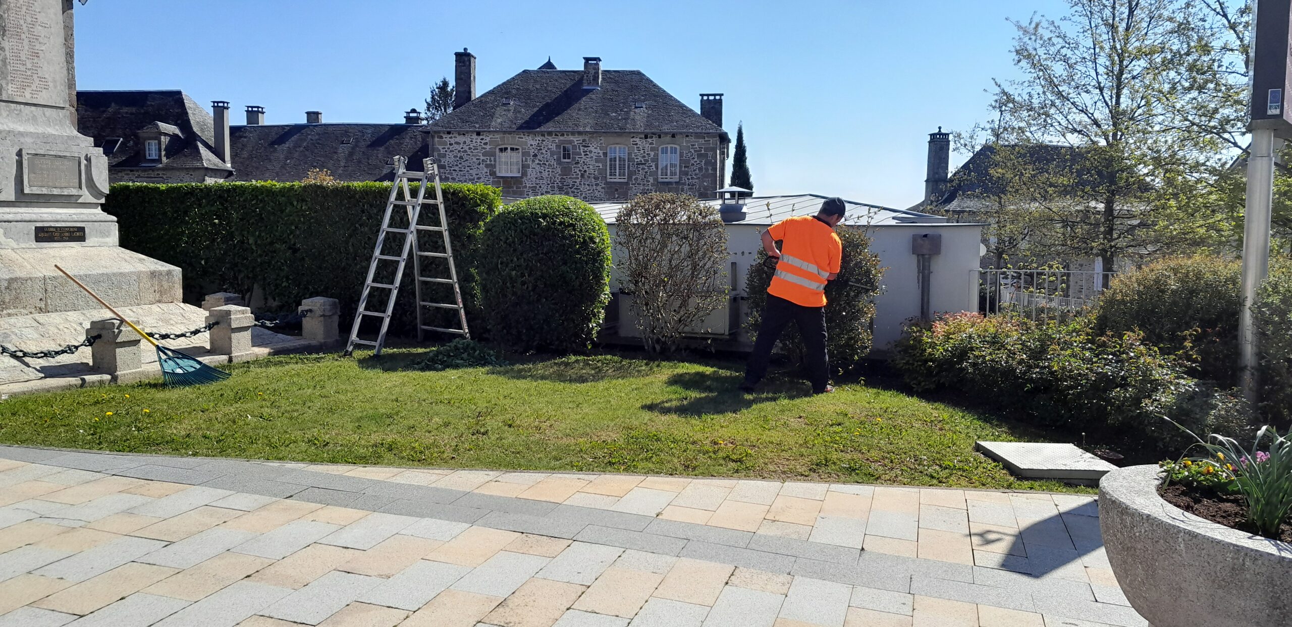 Le beau temps de ces derniers jours a été propice à la réalisation de nombreux travaux de taille, tonte, débroussaillage, désherbage et balayage des espaces publics par l’équipe technique aux abords du bourg et des villages. Ce travail d’entretien régulier contribue à la préservation du cadre de vie de notre commune.