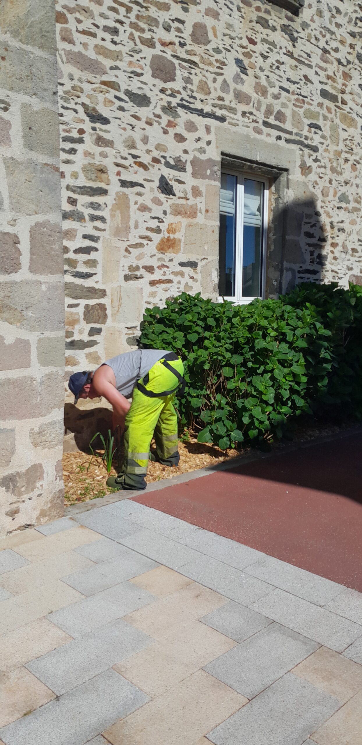 Le beau temps de ces derniers jours a été propice à la réalisation de nombreux travaux de taille, tonte, débroussaillage, désherbage et balayage des espaces publics par l’équipe technique aux abords du bourg et des villages. Ce travail d’entretien régulier contribue à la préservation du cadre de vie de notre commune.