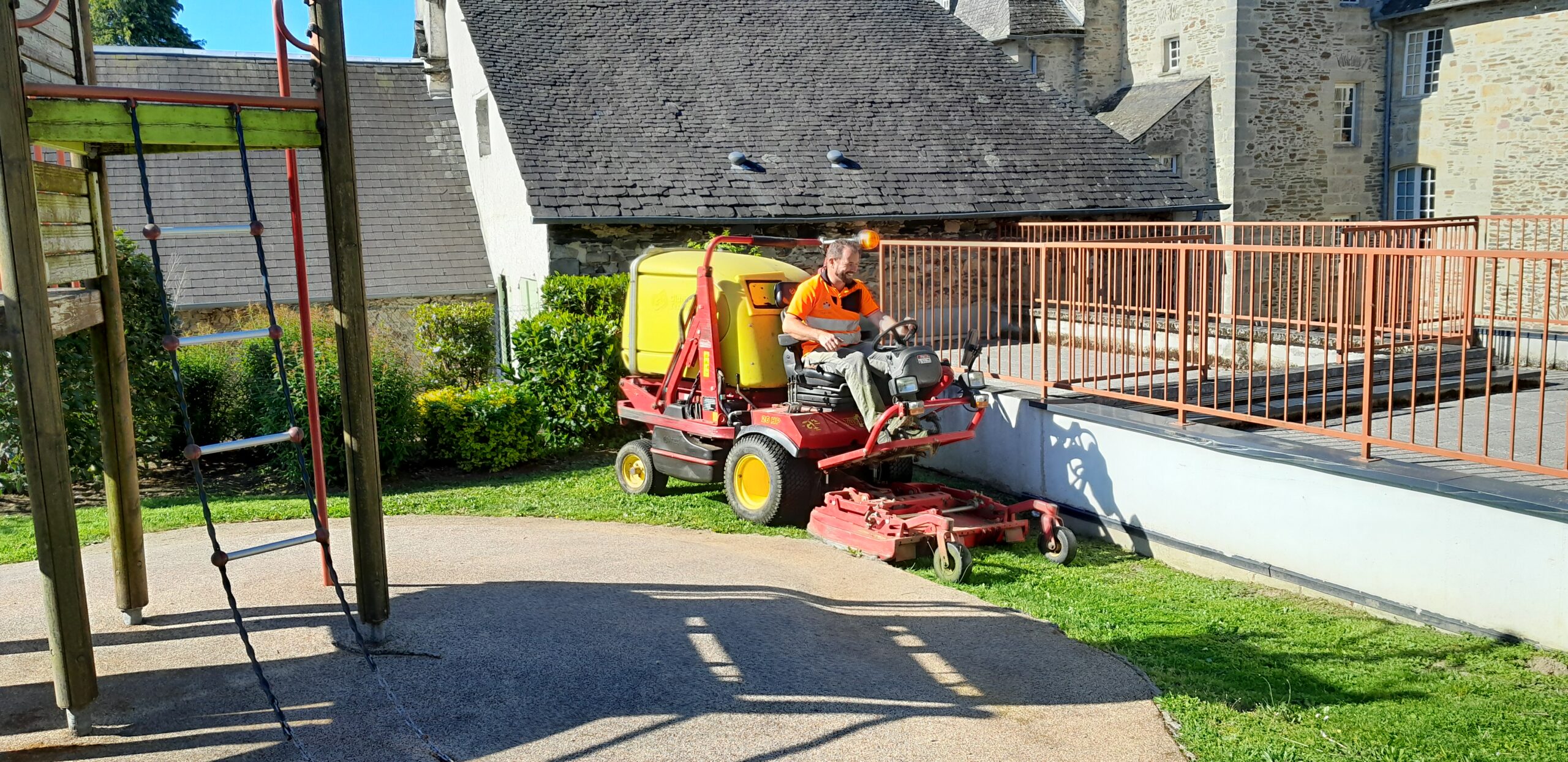 Le beau temps de ces derniers jours a été propice à la réalisation de nombreux travaux de taille, tonte, débroussaillage, désherbage et balayage des espaces publics par l’équipe technique aux abords du bourg et des villages. Ce travail d’entretien régulier contribue à la préservation du cadre de vie de notre commune.
