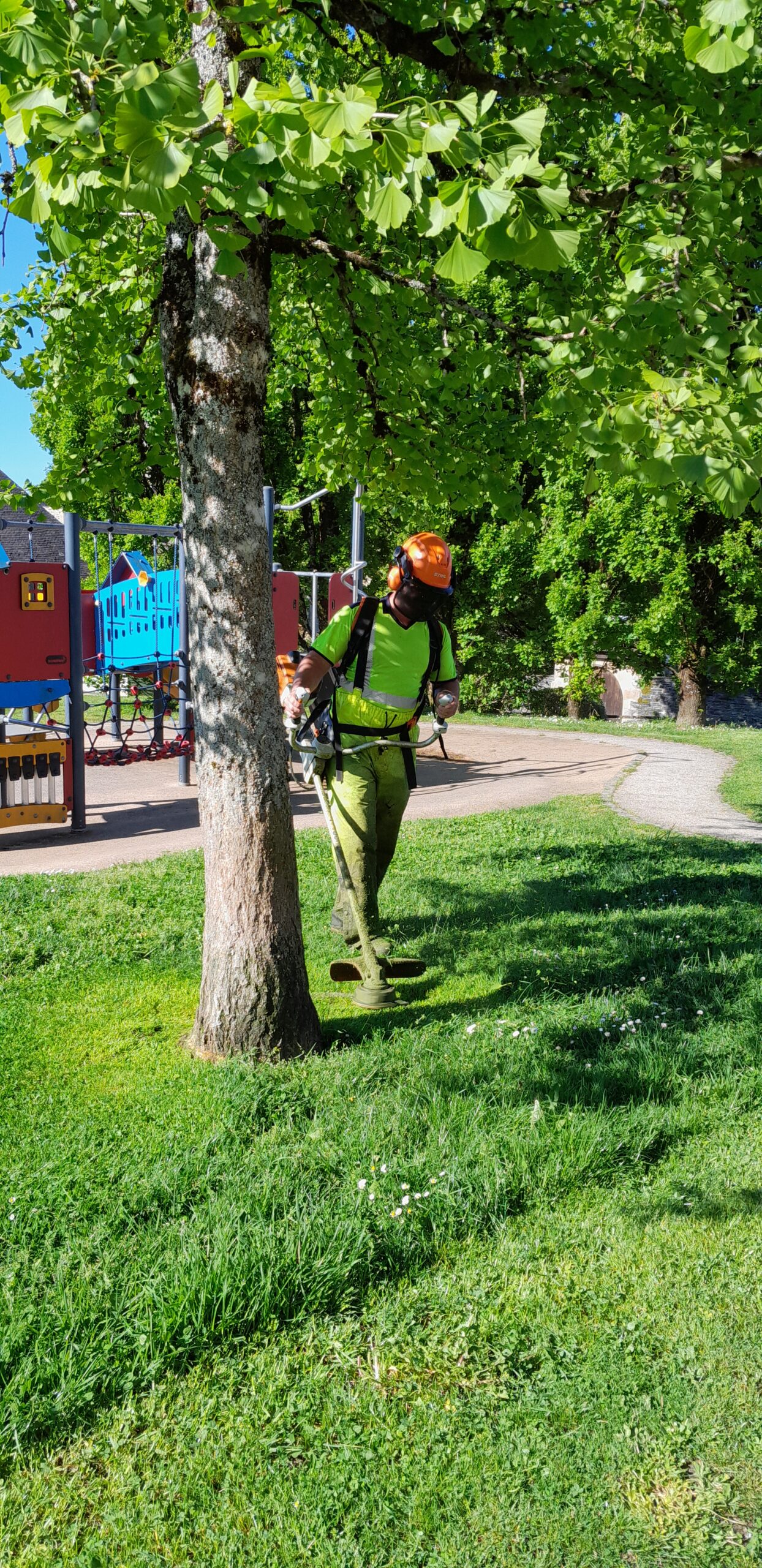 Le beau temps de ces derniers jours a été propice à la réalisation de nombreux travaux de taille, tonte, débroussaillage, désherbage et balayage des espaces publics par l’équipe technique aux abords du bourg et des villages. Ce travail d’entretien régulier contribue à la préservation du cadre de vie de notre commune.