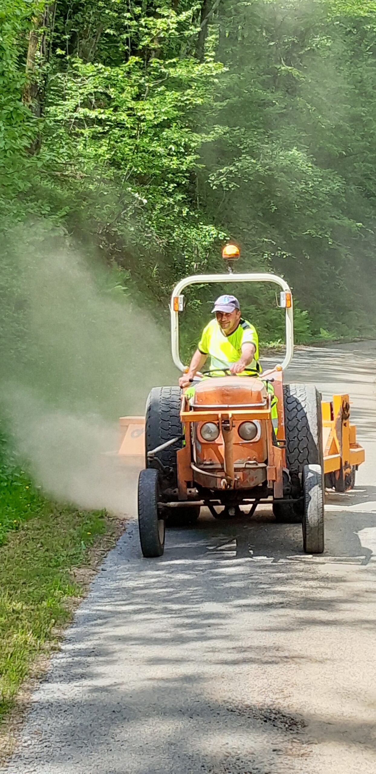 Le beau temps de ces derniers jours a été propice à la réalisation de nombreux travaux de taille, tonte, débroussaillage, désherbage et balayage des espaces publics par l’équipe technique aux abords du bourg et des villages. Ce travail d’entretien régulier contribue à la préservation du cadre de vie de notre commune.