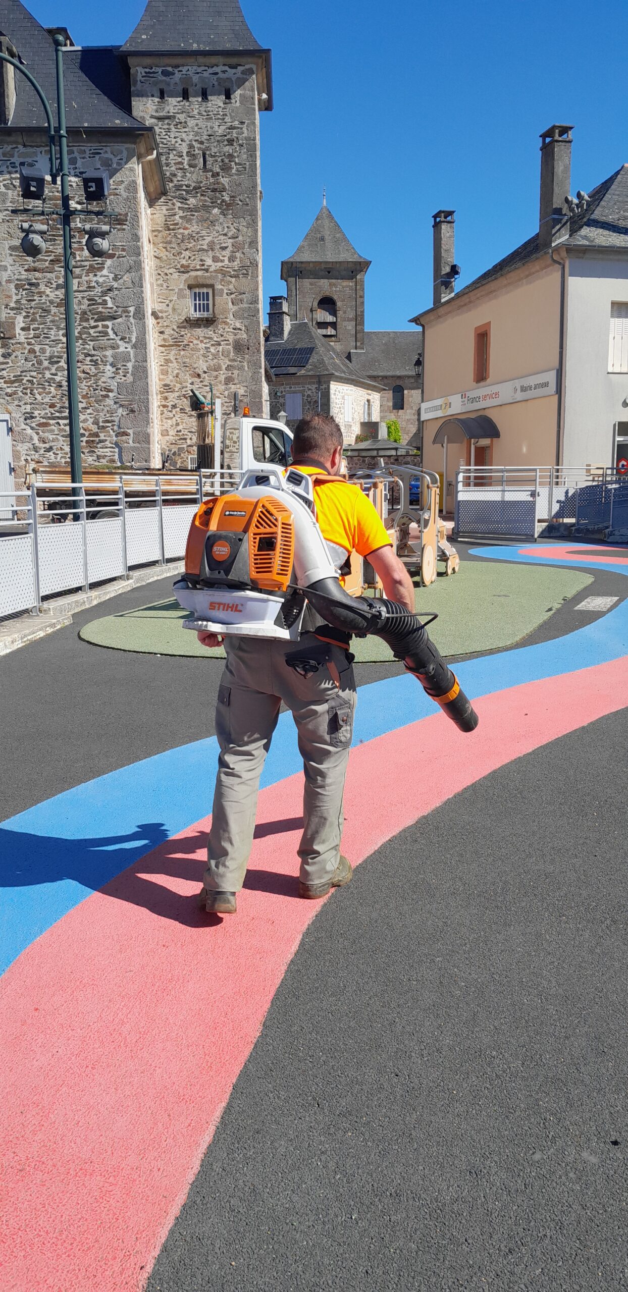 Le beau temps de ces derniers jours a été propice à la réalisation de nombreux travaux de taille, tonte, débroussaillage, désherbage et balayage des espaces publics par l’équipe technique aux abords du bourg et des villages. Ce travail d’entretien régulier contribue à la préservation du cadre de vie de notre commune.