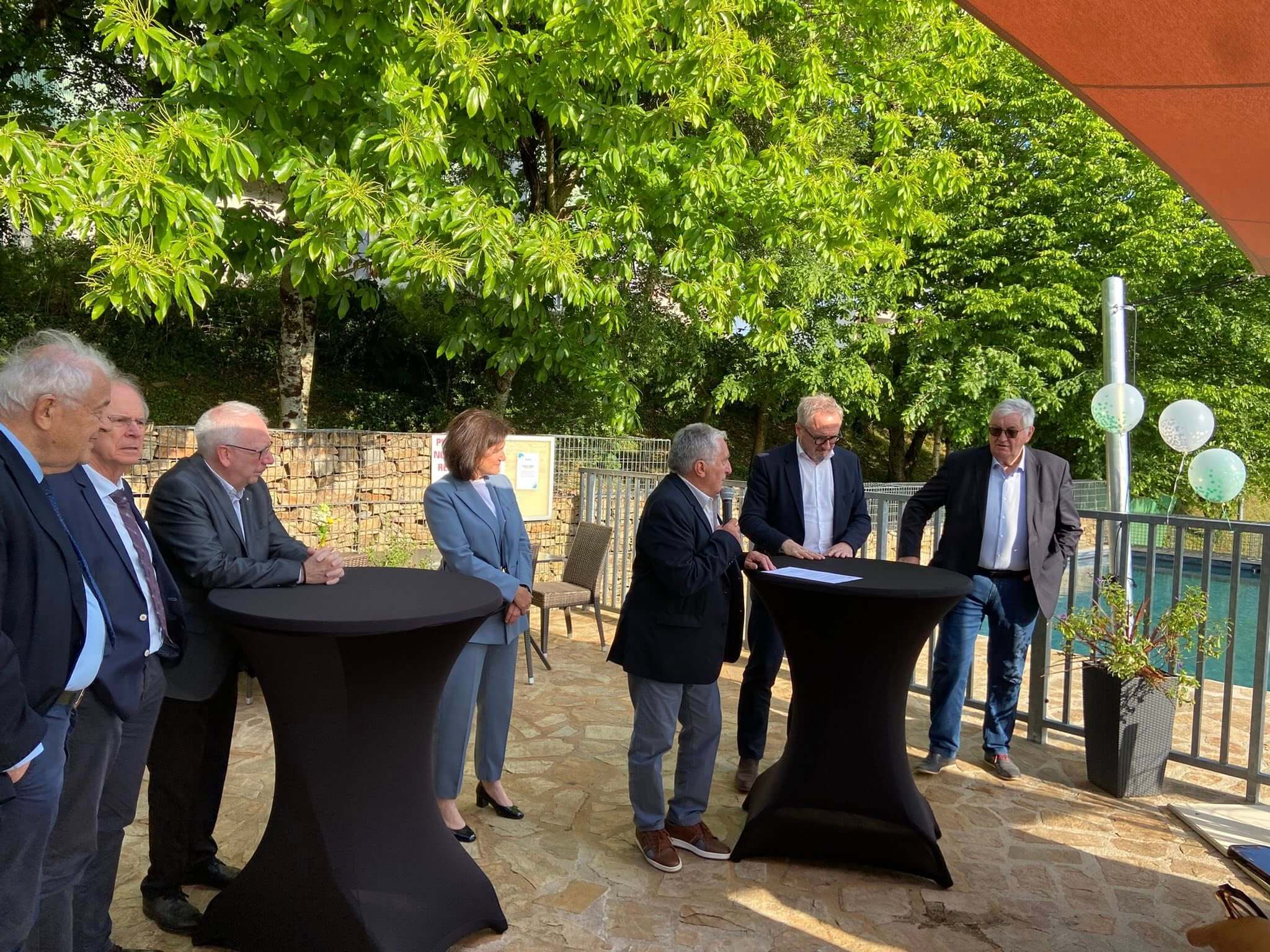 Après 2 ans de rénovation complète, Agglo de Brive, Brive 100% Gaillarde et les équipes de la résidence ont organisé une sympathique cérémonie d’inauguration des 25 gîtes refaits à neuf en présence des sénateurs Nougein et Chasseing, de Henri Soulier, maire de Sainte-Féréole, de Patricia Buisson, conseillère départementale représentant Pascal COSTE, adjointe au maire, de nombreux conseillers municipaux de Sainte-Féréole et de très nombreux élus de l’agglomération.