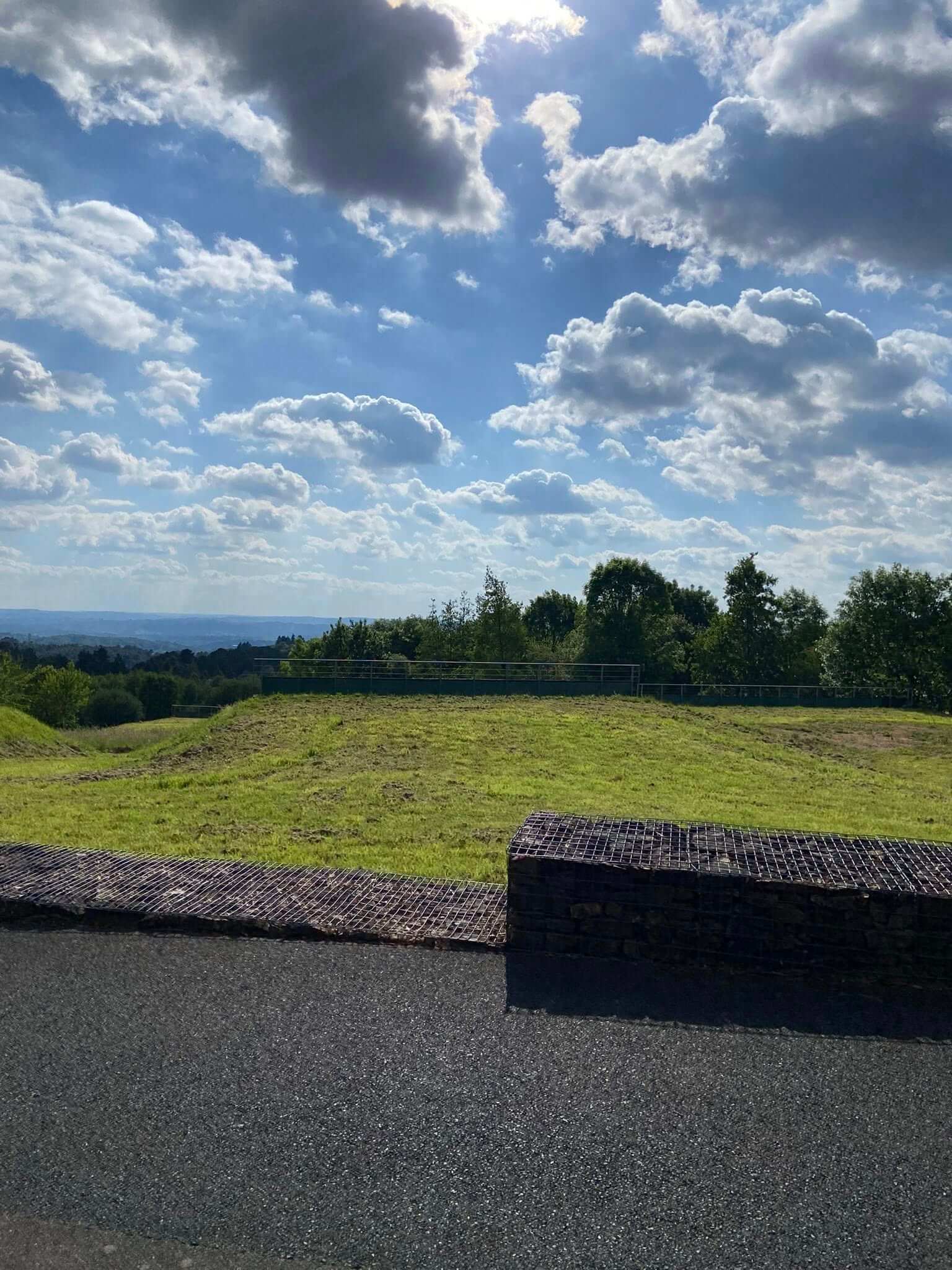 Après 2 ans de rénovation complète, Agglo de Brive, Brive 100% Gaillarde et les équipes de la résidence ont organisé une sympathique cérémonie d’inauguration des 25 gîtes refaits à neuf en présence des sénateurs Nougein et Chasseing, de Henri Soulier, maire de Sainte-Féréole, de Patricia Buisson, conseillère départementale représentant Pascal COSTE, adjointe au maire, de nombreux conseillers municipaux de Sainte-Féréole et de très nombreux élus de l’agglomération.