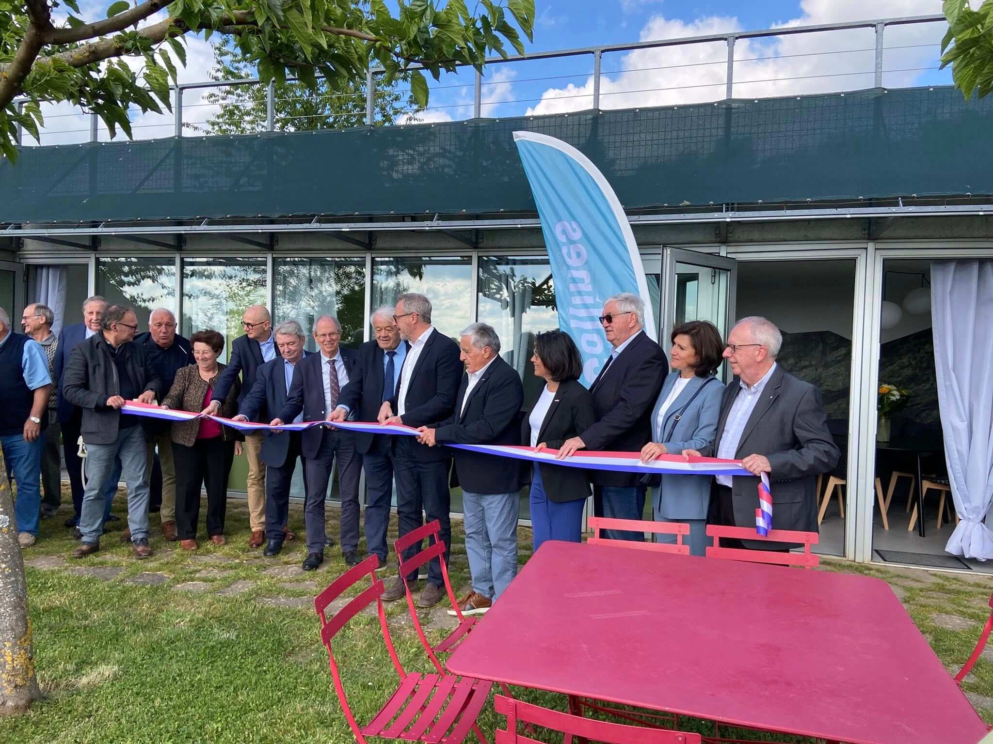 Après 2 ans de rénovation complète, Agglo de Brive, Brive 100% Gaillarde et les équipes de la résidence ont organisé une sympathique cérémonie d’inauguration des 25 gîtes refaits à neuf en présence des sénateurs Nougein et Chasseing, de Henri Soulier, maire de Sainte-Féréole, de Patricia Buisson, conseillère départementale représentant Pascal COSTE, adjointe au maire, de nombreux conseillers municipaux de Sainte-Féréole et de très nombreux élus de l’agglomération.