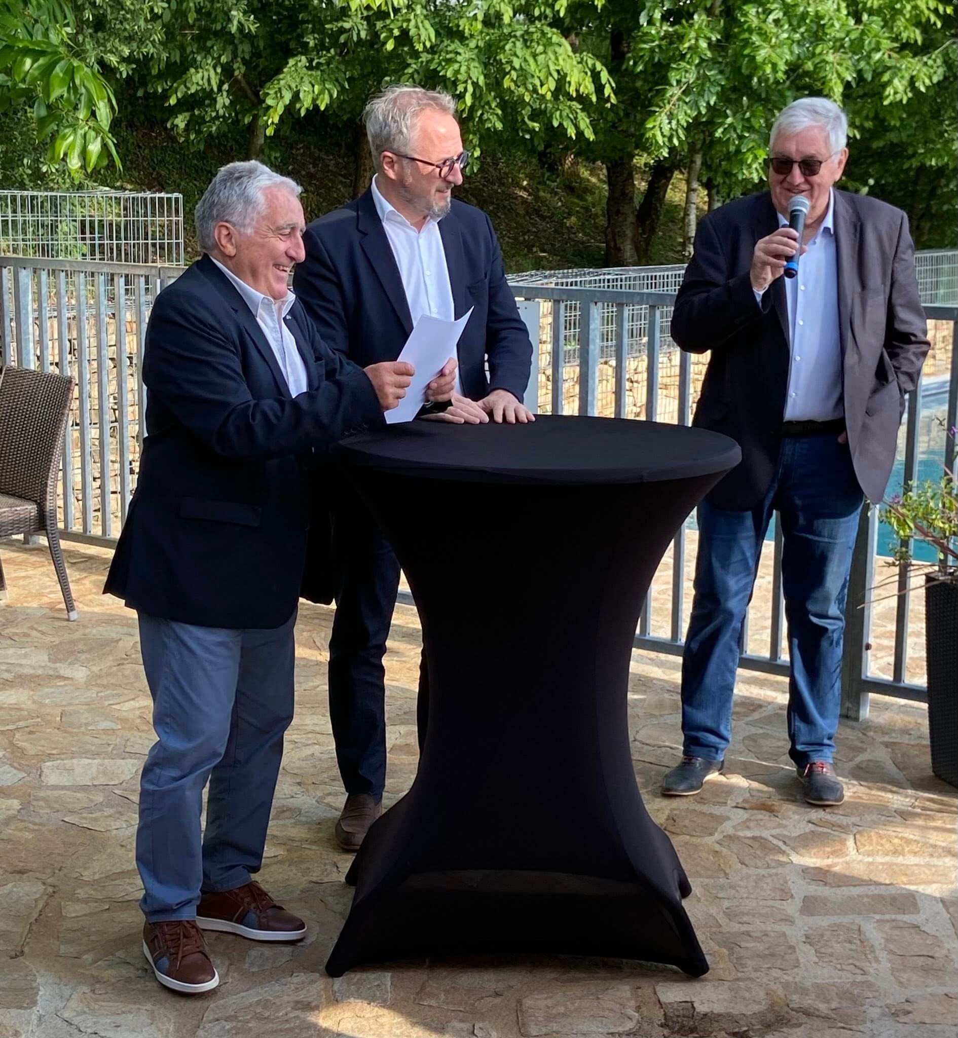 Après 2 ans de rénovation complète, Agglo de Brive, Brive 100% Gaillarde et les équipes de la résidence ont organisé une sympathique cérémonie d’inauguration des 25 gîtes refaits à neuf en présence des sénateurs Nougein et Chasseing, de Henri Soulier, maire de Sainte-Féréole, de Patricia Buisson, conseillère départementale représentant Pascal COSTE, adjointe au maire, de nombreux conseillers municipaux de Sainte-Féréole et de très nombreux élus de l’agglomération.