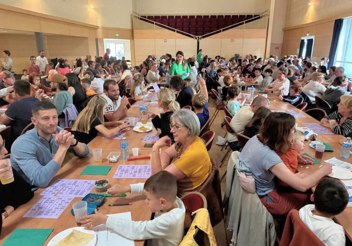 Ce samedi soir, l’édition annuelle du loto des écoles, organisée par l’Association des Parents d’Élèves (APE) de Sainte-Féréole, a rencontré un vif succès. La présidente de l’association, entourée de son bureau et de nombreux bénévoles, a su mobiliser un large public dans une ambiance conviviale, démontrant une fois de plus l’attachement de la communauté locale à la vie scolaire.