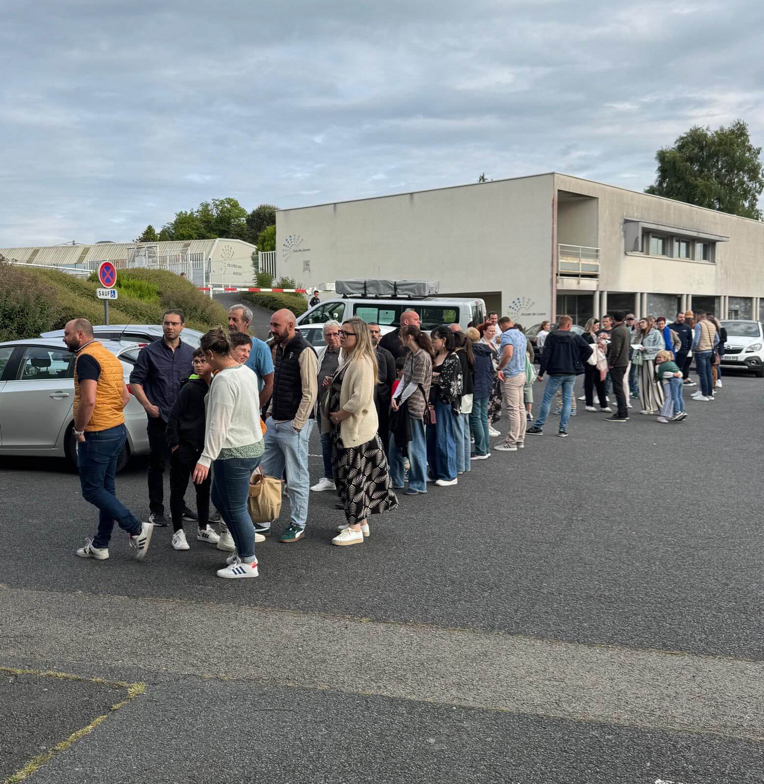 Ce samedi soir, l’édition annuelle du loto des écoles, organisée par l’Association des Parents d’Élèves (APE) de Sainte-Féréole, a rencontré un vif succès. La présidente de l’association, entourée de son bureau et de nombreux bénévoles, a su mobiliser un large public dans une ambiance conviviale, démontrant une fois de plus l’attachement de la communauté locale à la vie scolaire.
