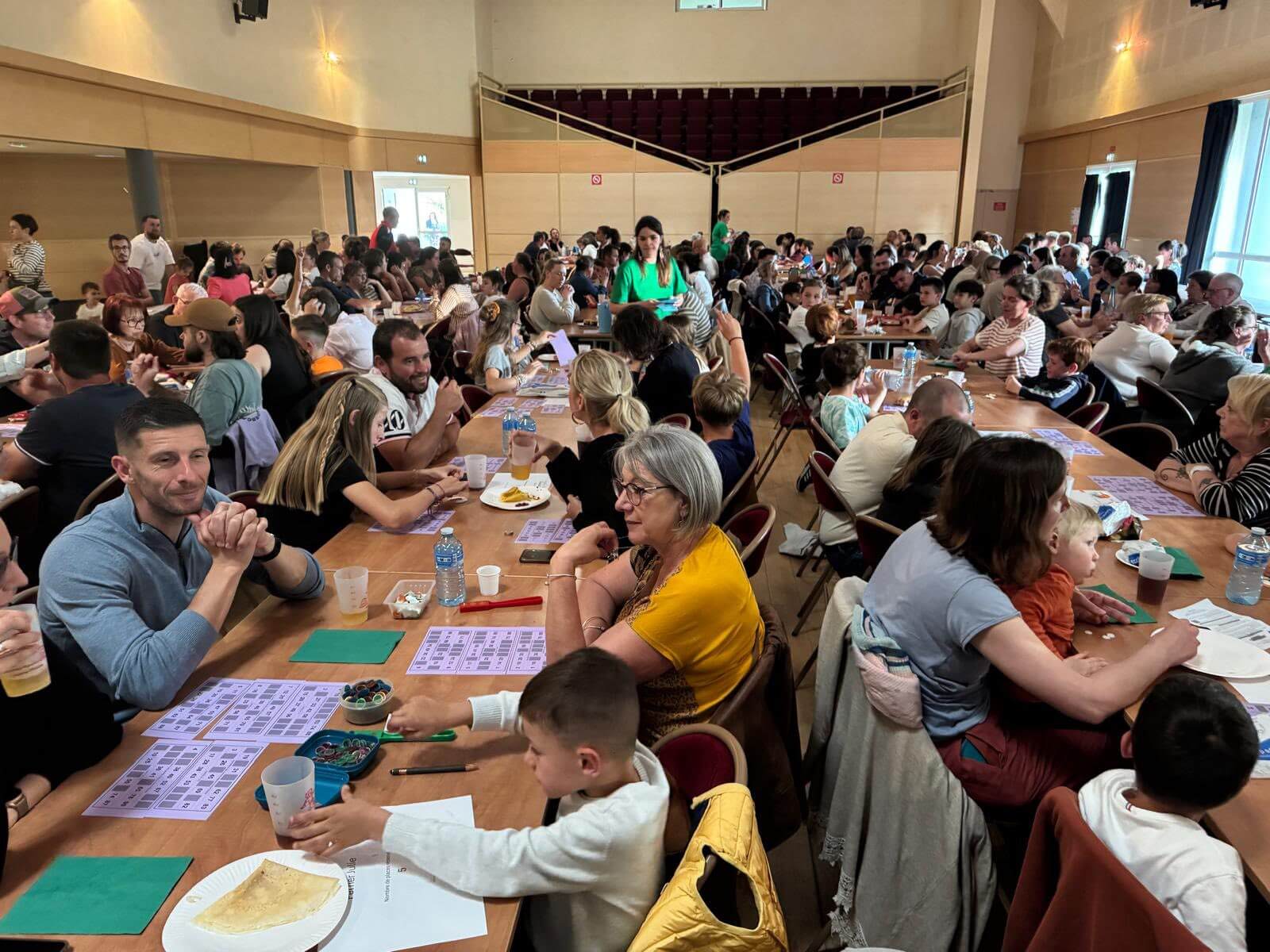 Ce samedi soir, l’édition annuelle du loto des écoles, organisée par l’Association des Parents d’Élèves (APE) de Sainte-Féréole, a rencontré un vif succès. La présidente de l’association, entourée de son bureau et de nombreux bénévoles, a su mobiliser un large public dans une ambiance conviviale, démontrant une fois de plus l’attachement de la communauté locale à la vie scolaire.