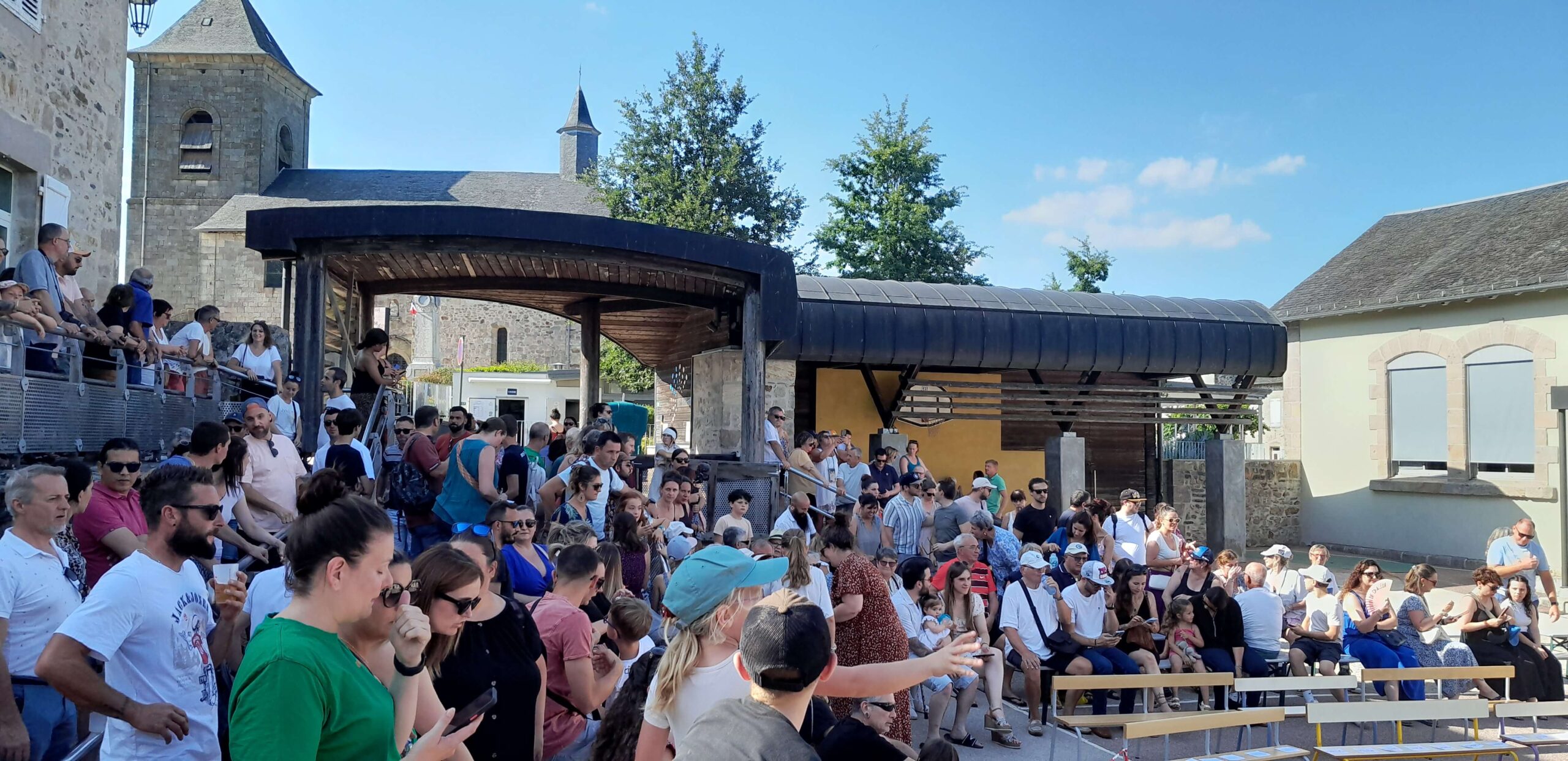 Retour en images pour ce magnifique spectacle proposé par les jeunes artistes de l’école, les enseignants et les personnels municipaux malgré la chaleur.