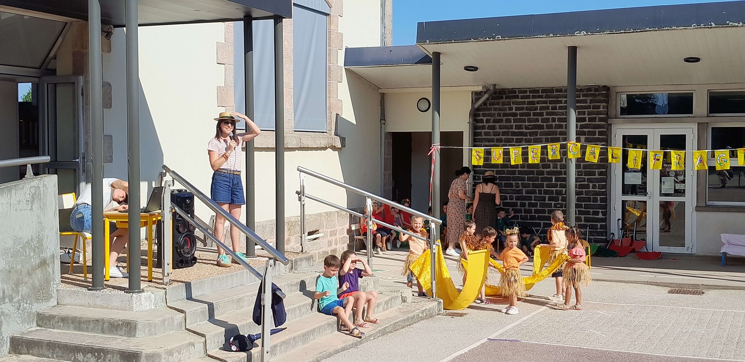 Retour en images pour ce magnifique spectacle proposé par les jeunes artistes de l’école, les enseignants et les personnels municipaux malgré la chaleur.