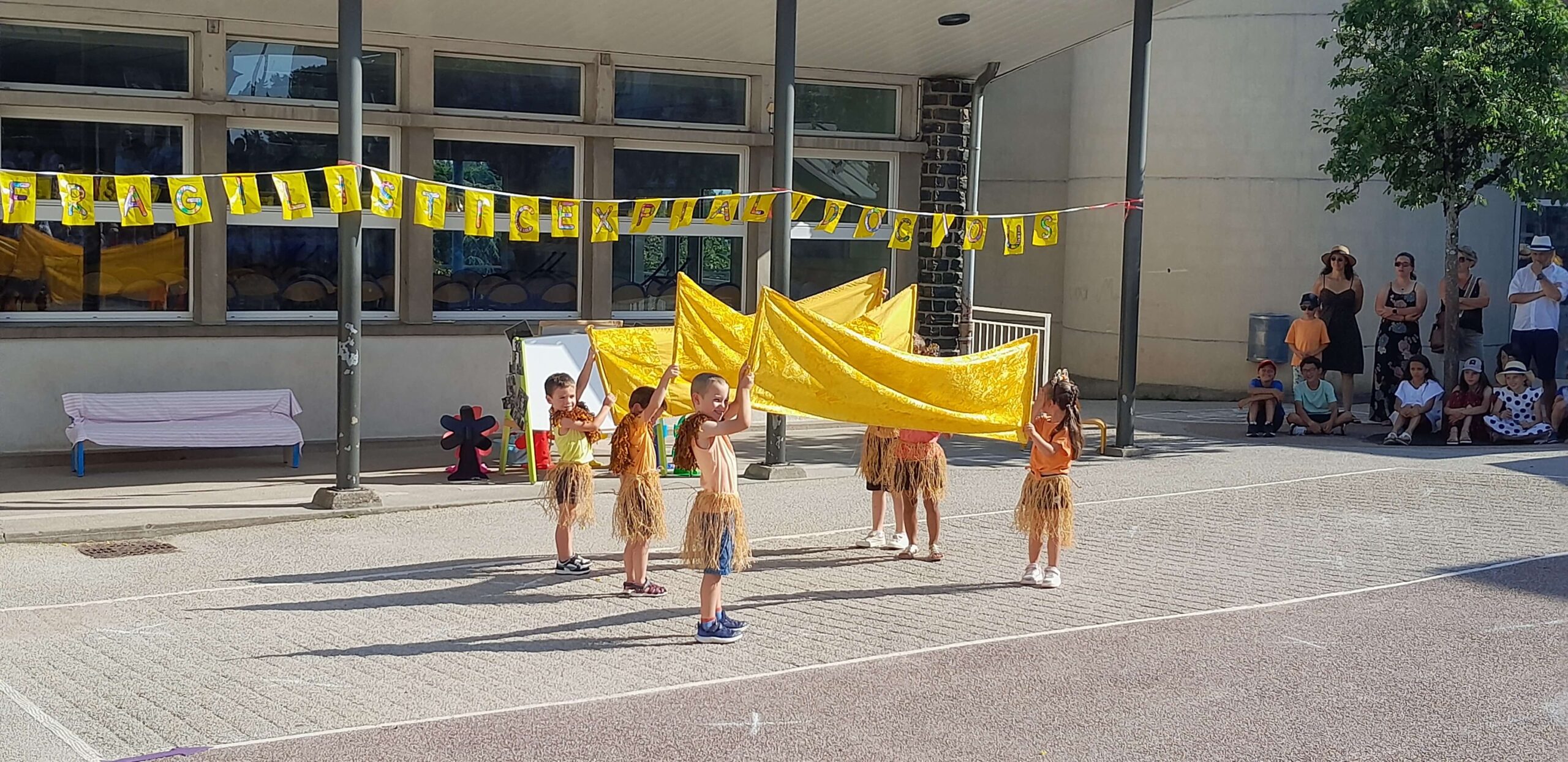 Retour en images pour ce magnifique spectacle proposé par les jeunes artistes de l’école, les enseignants et les personnels municipaux malgré la chaleur.
