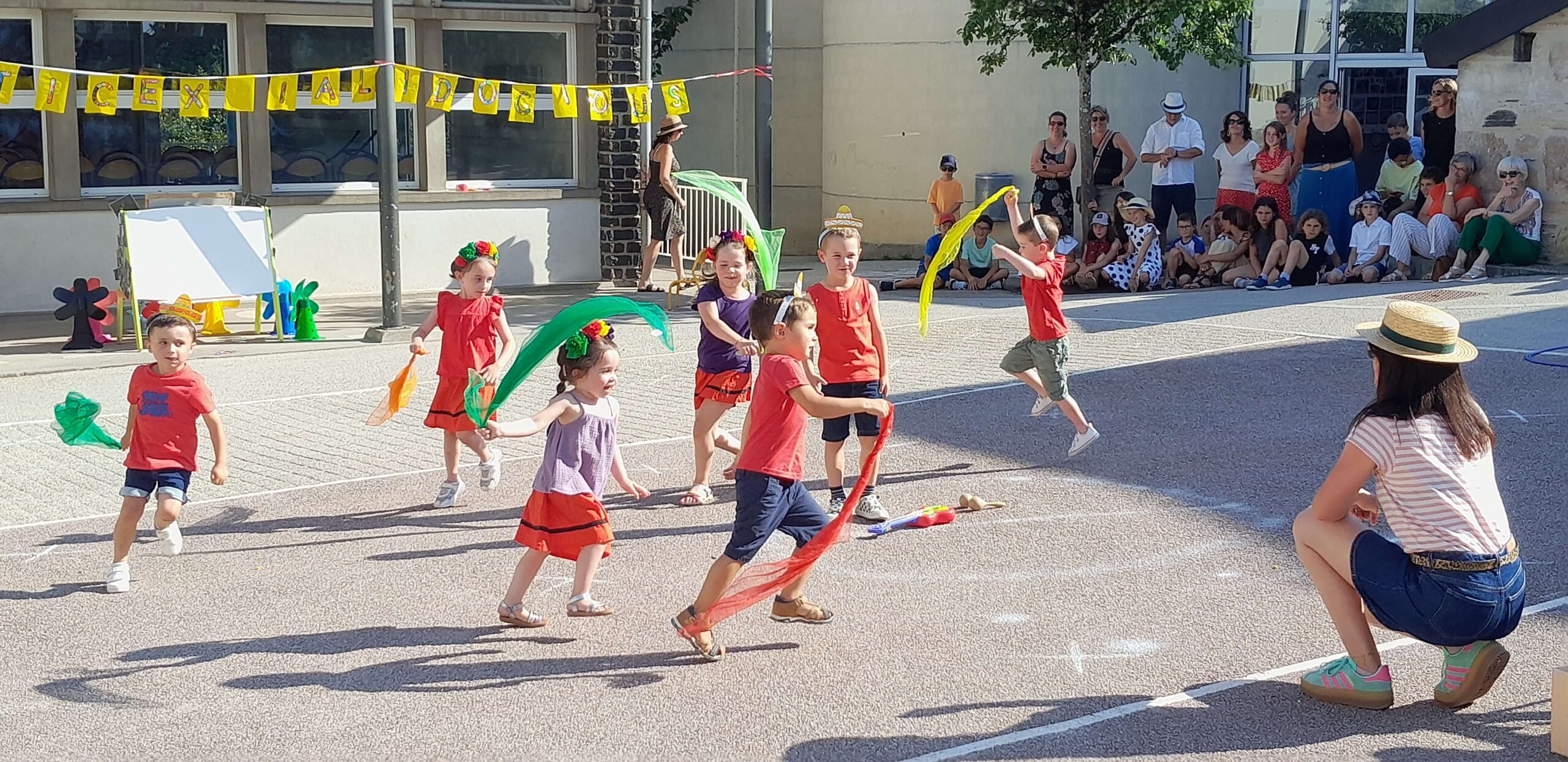 Retour en images pour ce magnifique spectacle proposé par les jeunes artistes de l’école, les enseignants et les personnels municipaux malgré la chaleur.