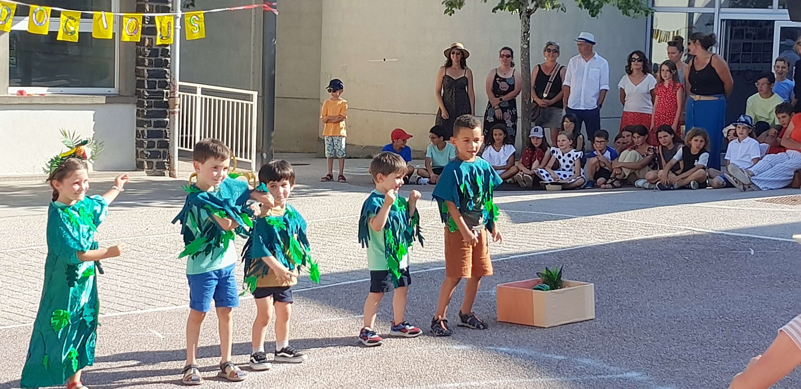 Retour en images pour ce magnifique spectacle proposé par les jeunes artistes de l’école, les enseignants et les personnels municipaux malgré la chaleur.