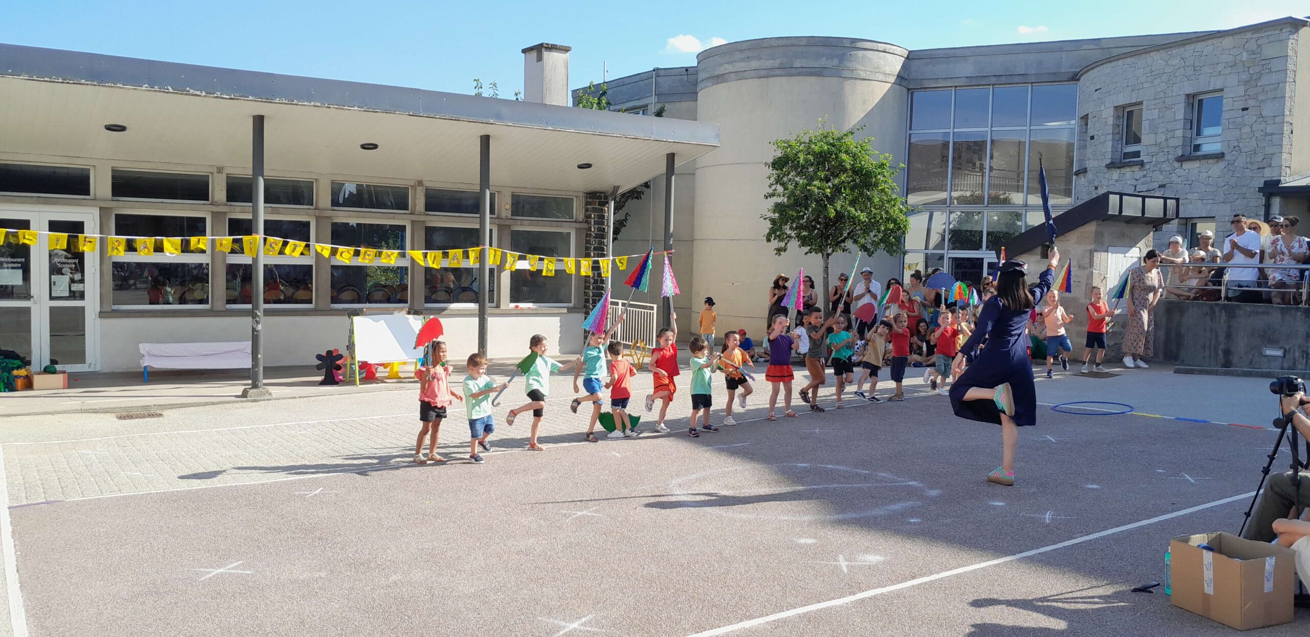 Retour en images pour ce magnifique spectacle proposé par les jeunes artistes de l’école, les enseignants et les personnels municipaux malgré la chaleur.